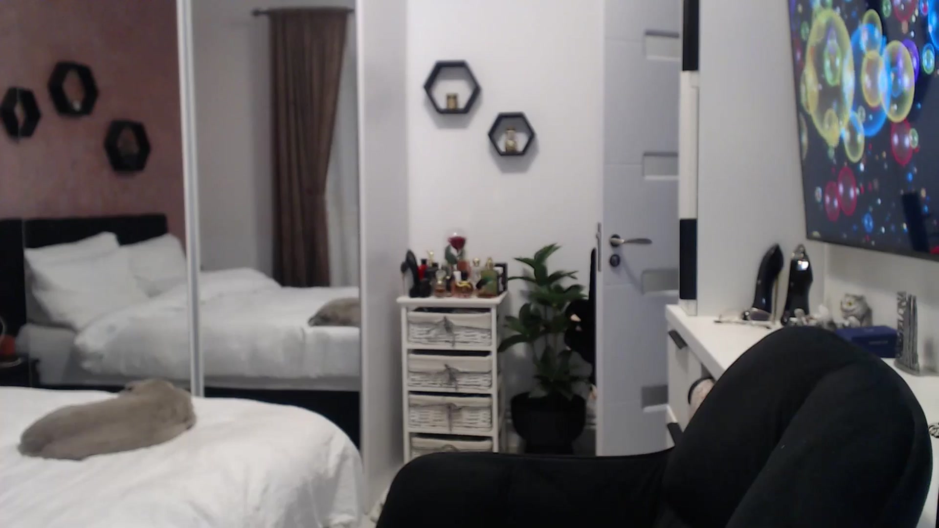 Gallery image thumbnail from CrazyDi's myfreecams stream on, 04/02/2025, 13:00 image 17 of 20