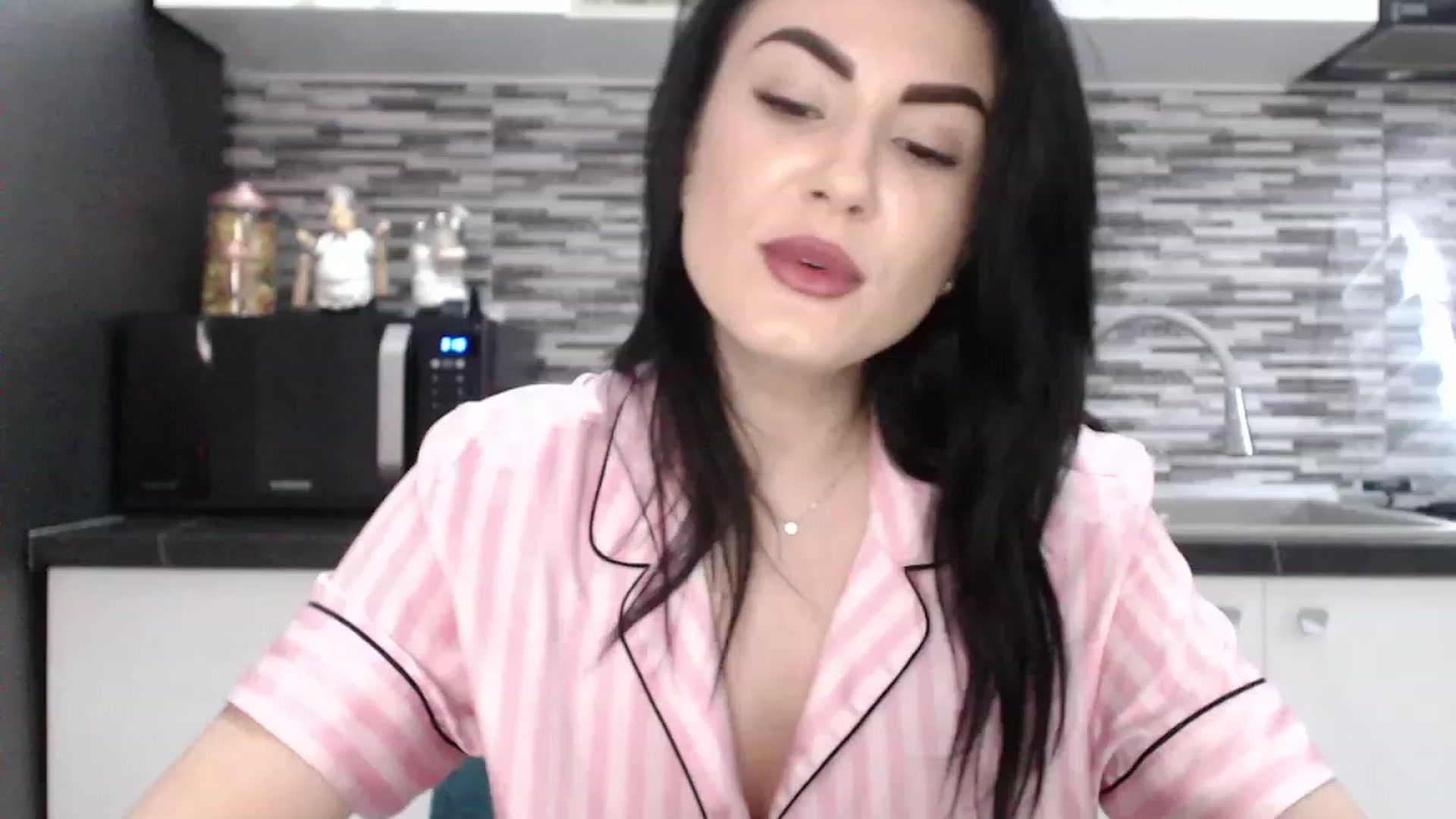 Gallery image thumbnail from CrazyDiana's myfreecams stream on, 05/15/2023, 05:59 image 15 of 20
