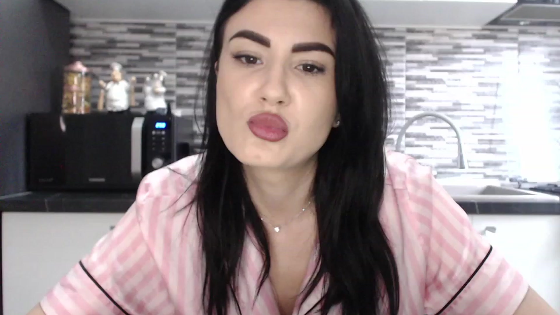 Gallery image thumbnail from CrazyDiana's myfreecams stream on, 05/15/2023, 05:59 image 10 of 20