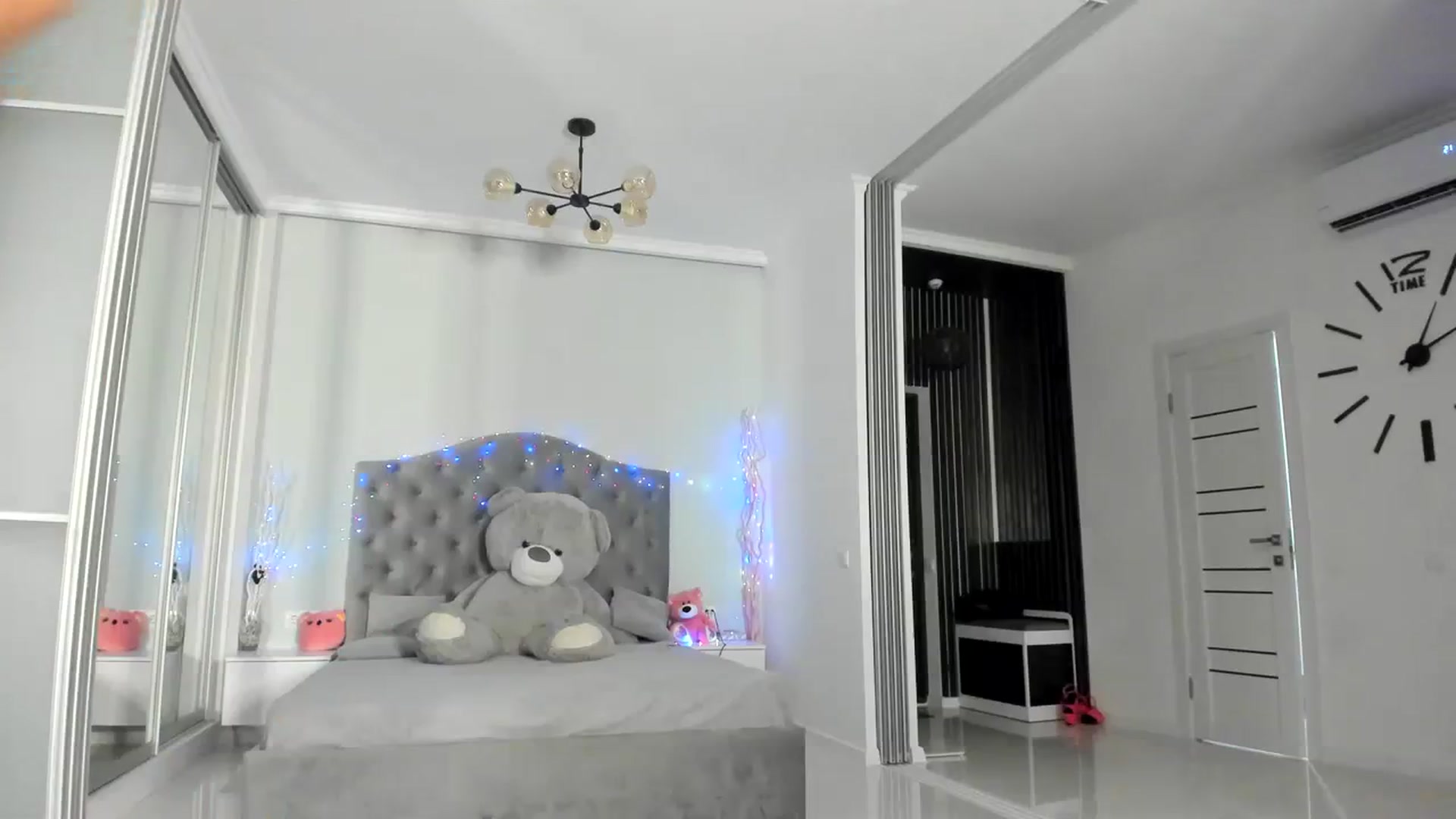 Gallery image thumbnail from Crazy_Blond's myfreecams stream on, 09/19/2023, 22:33 image 4 of 20