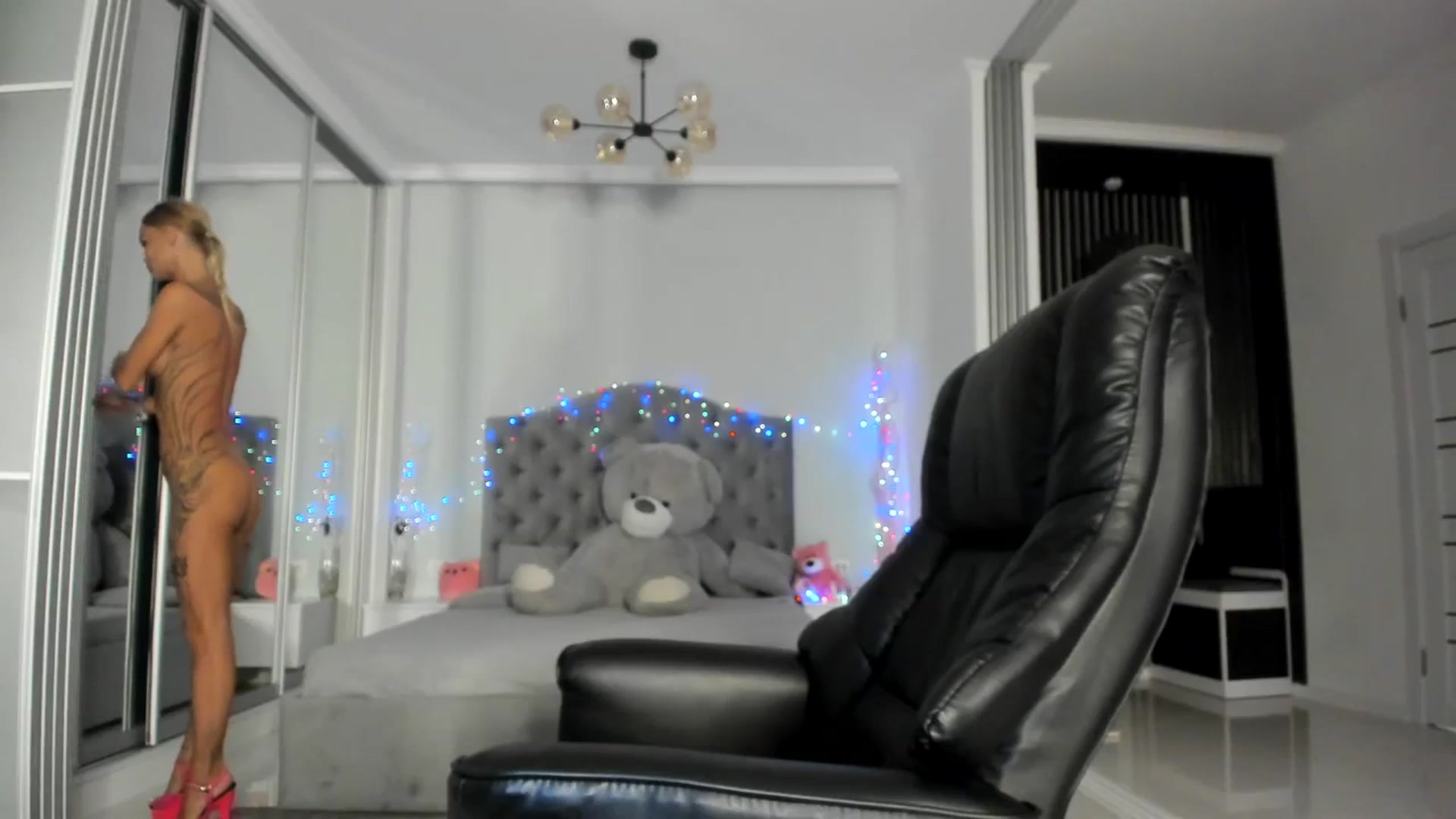 Gallery image thumbnail from Crazy_Blond's myfreecams stream on, 09/19/2023, 22:48 image 19 of 20