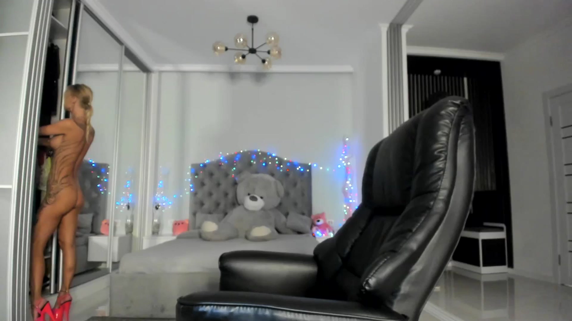 Gallery image thumbnail from Crazy_Blond's myfreecams stream on, 09/19/2023, 22:48 image 17 of 20