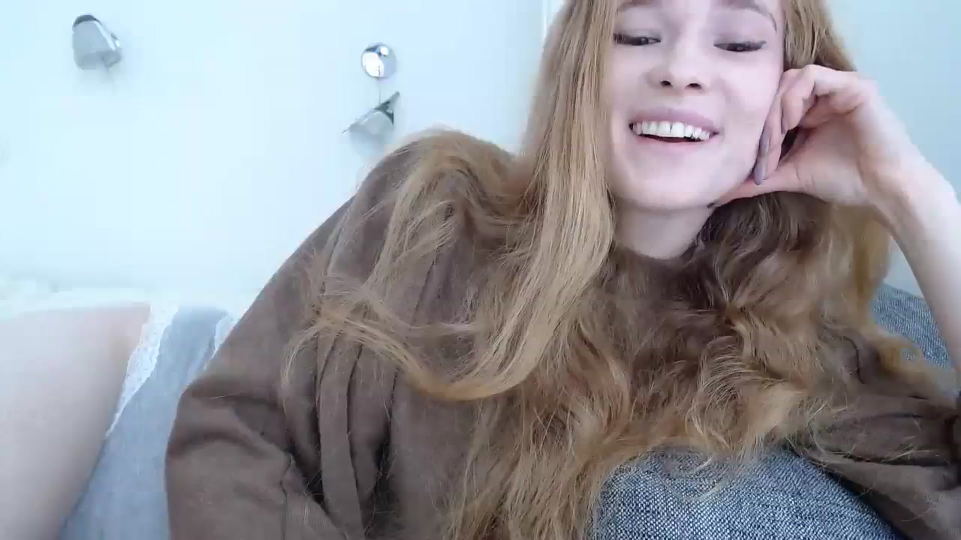 Gallery image thumbnail from Crazy_Fox99's myfreecams stream on, 12/05/2023, 10:25 image 11 of 20