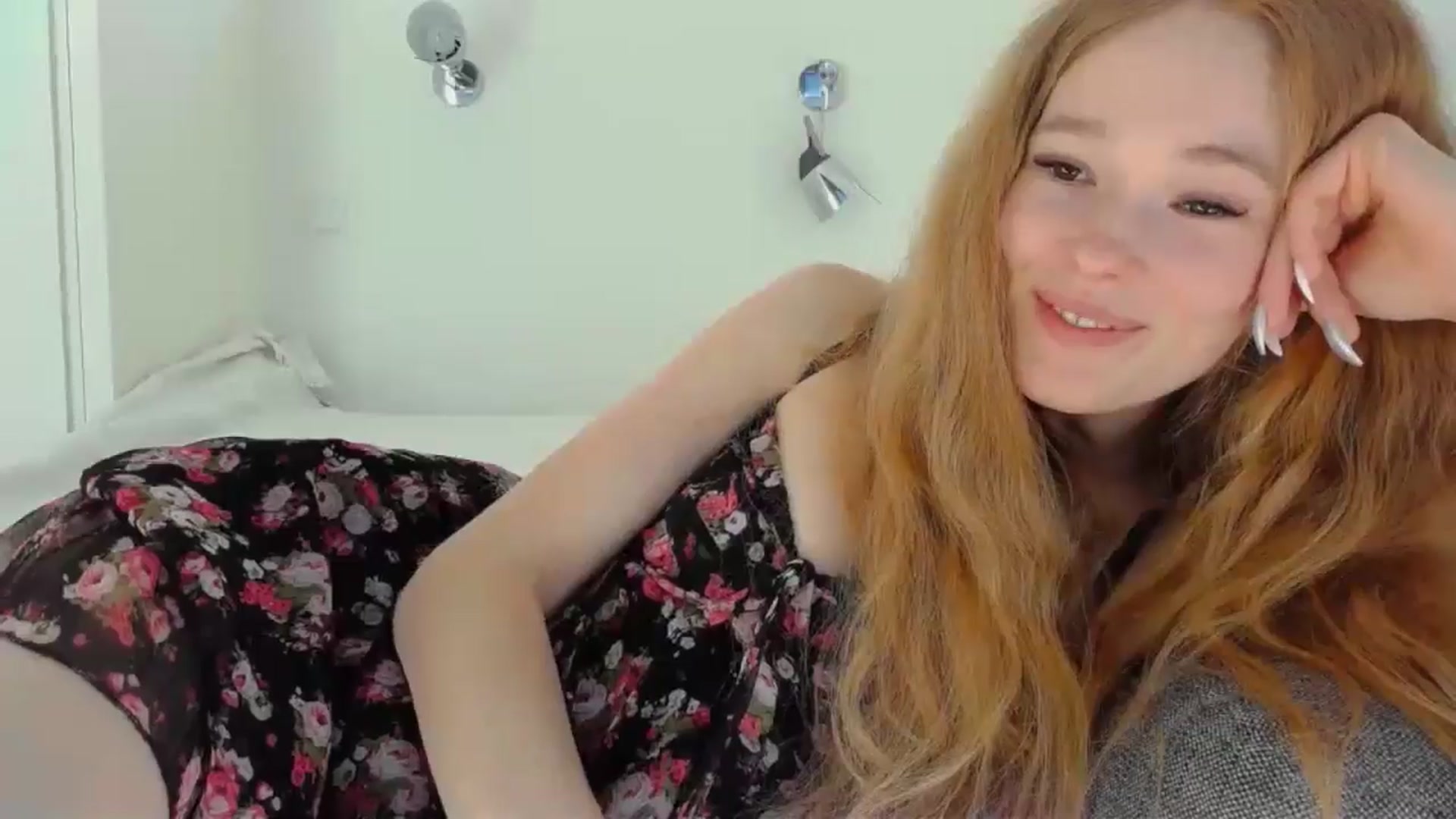 Gallery image thumbnail from Crazy_Fox99's myfreecams stream on, 05/07/2024, 09:40 image 3 of 20
