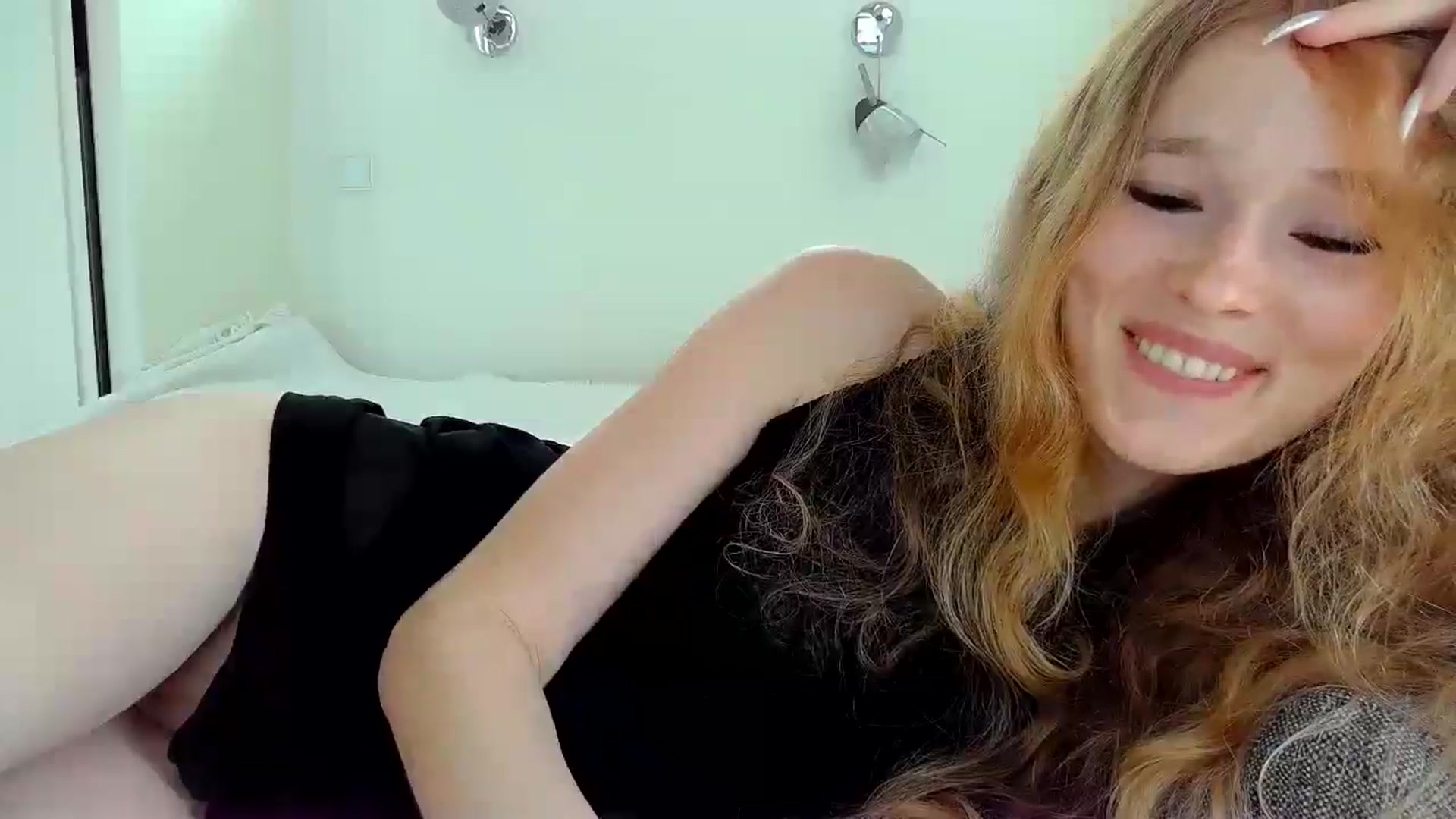 Gallery image thumbnail from Crazy_Fox99's myfreecams stream on, 06/05/2024, 12:41 image 16 of 20