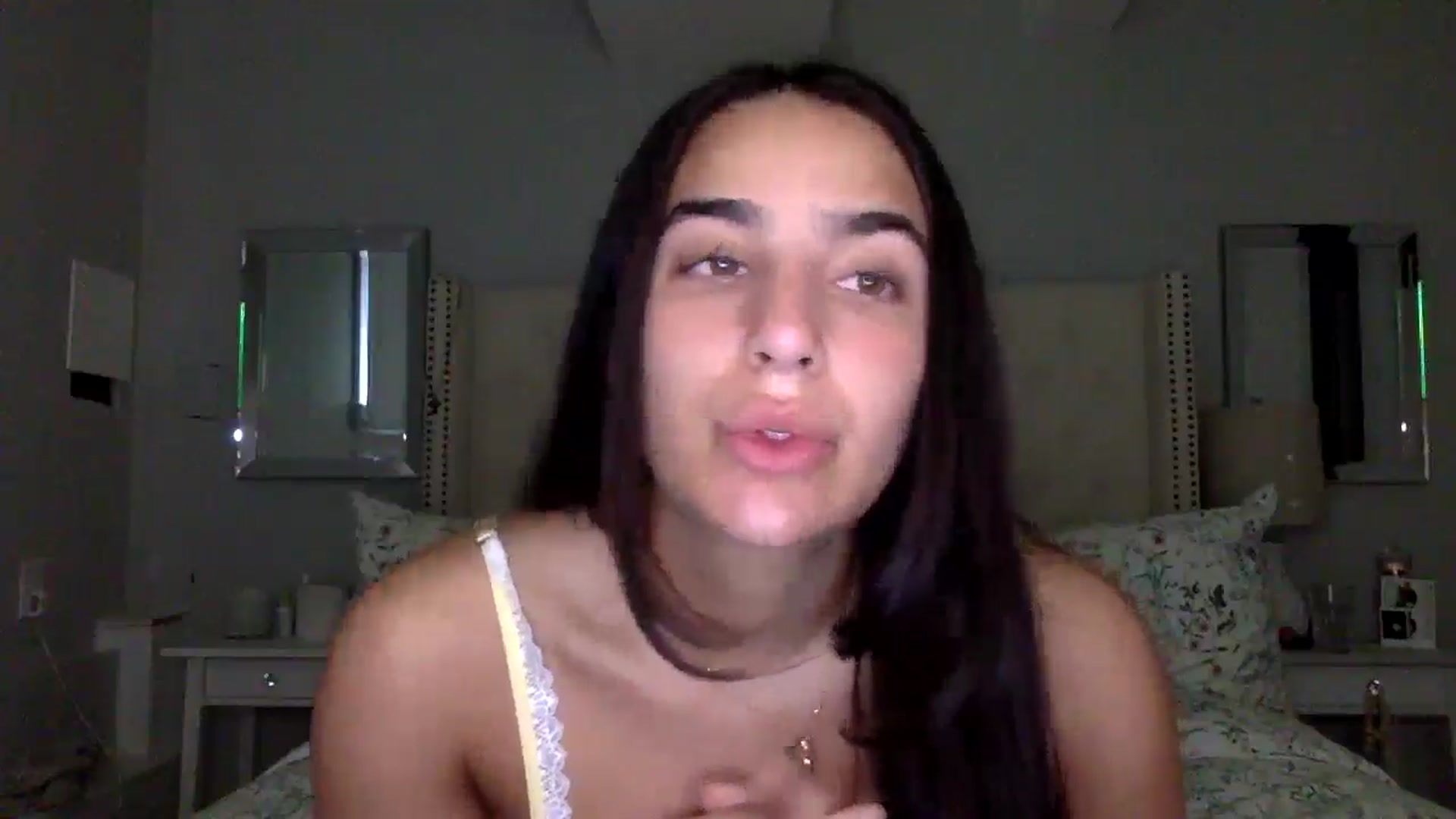 Gallery image thumbnail from CreamyEmmy's myfreecams stream on, 04/22/2025, 18:59 image 15 of 20