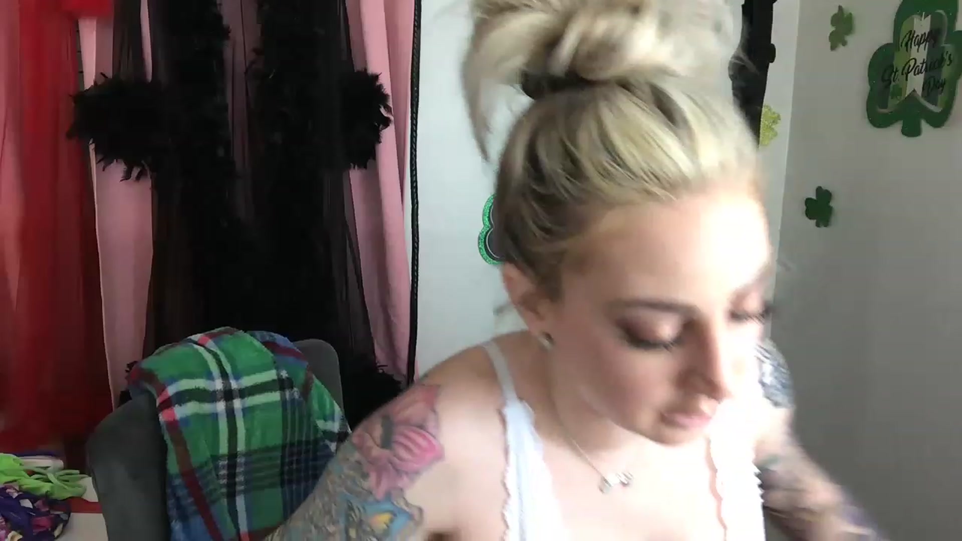 Gallery image thumbnail from CrimsynWess's myfreecams stream on, 03/12/2023, 09:15 image 3 of 20