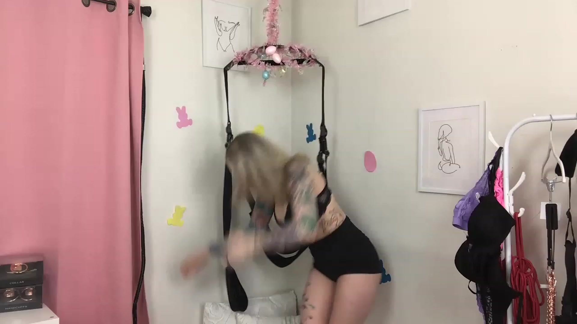 Gallery image thumbnail from CrimsynWess's myfreecams stream on, 03/29/2023, 09:30 image 5 of 20