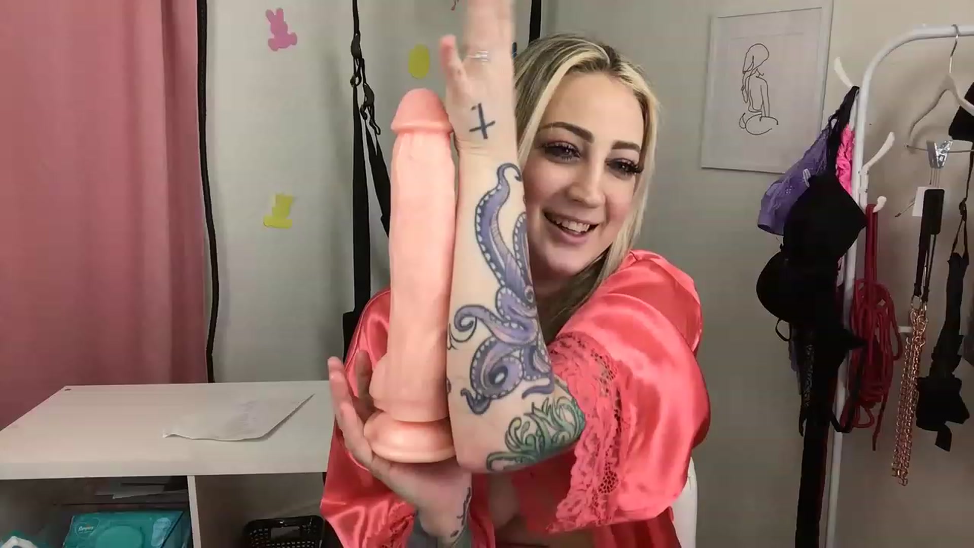Gallery image thumbnail from CrimsynWess's myfreecams stream on, 03/29/2023, 11:10 image 1 of 20
