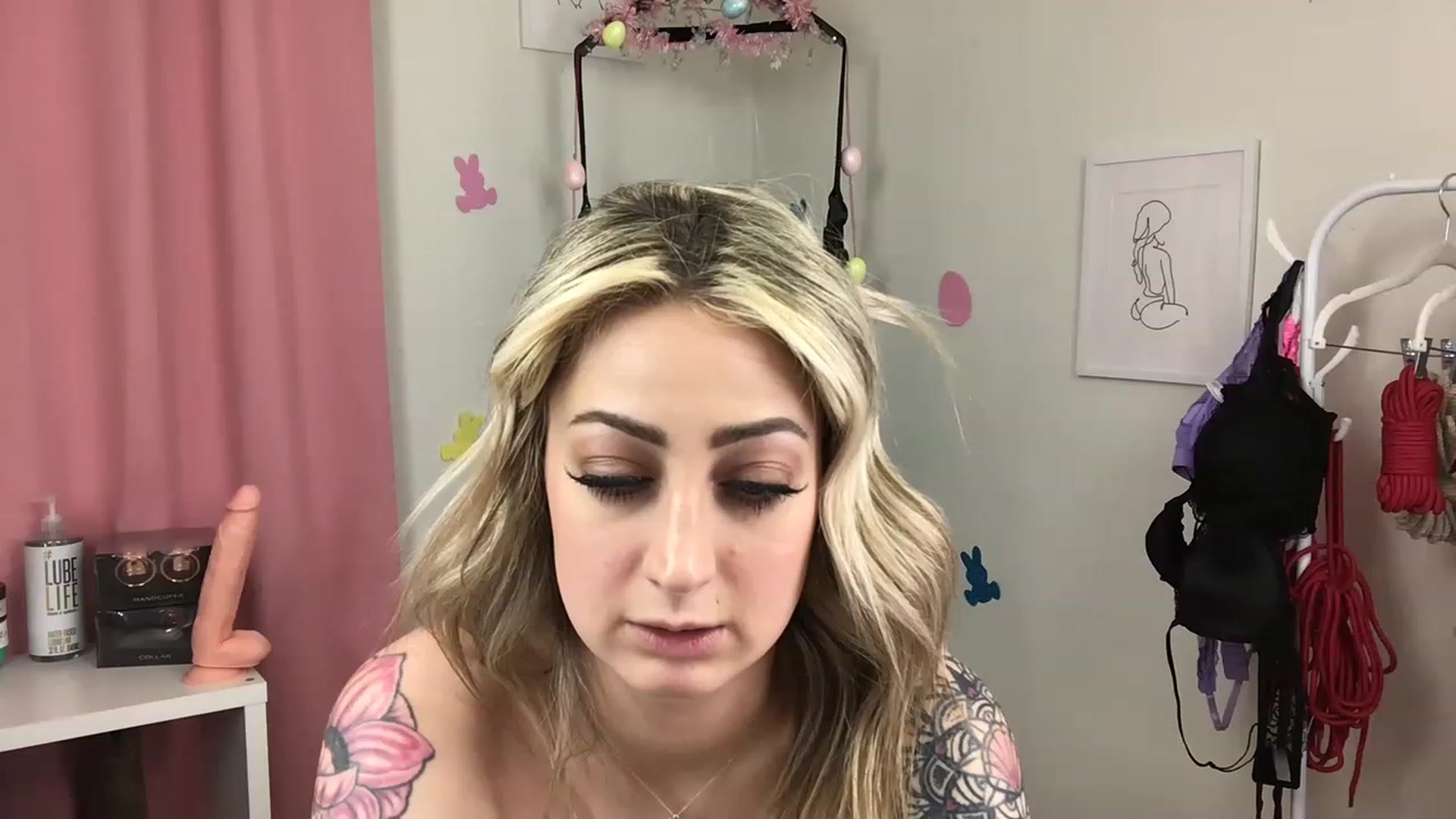 Gallery image thumbnail from CrimsynWess's myfreecams stream on, 03/30/2023, 12:56 image 16 of 20