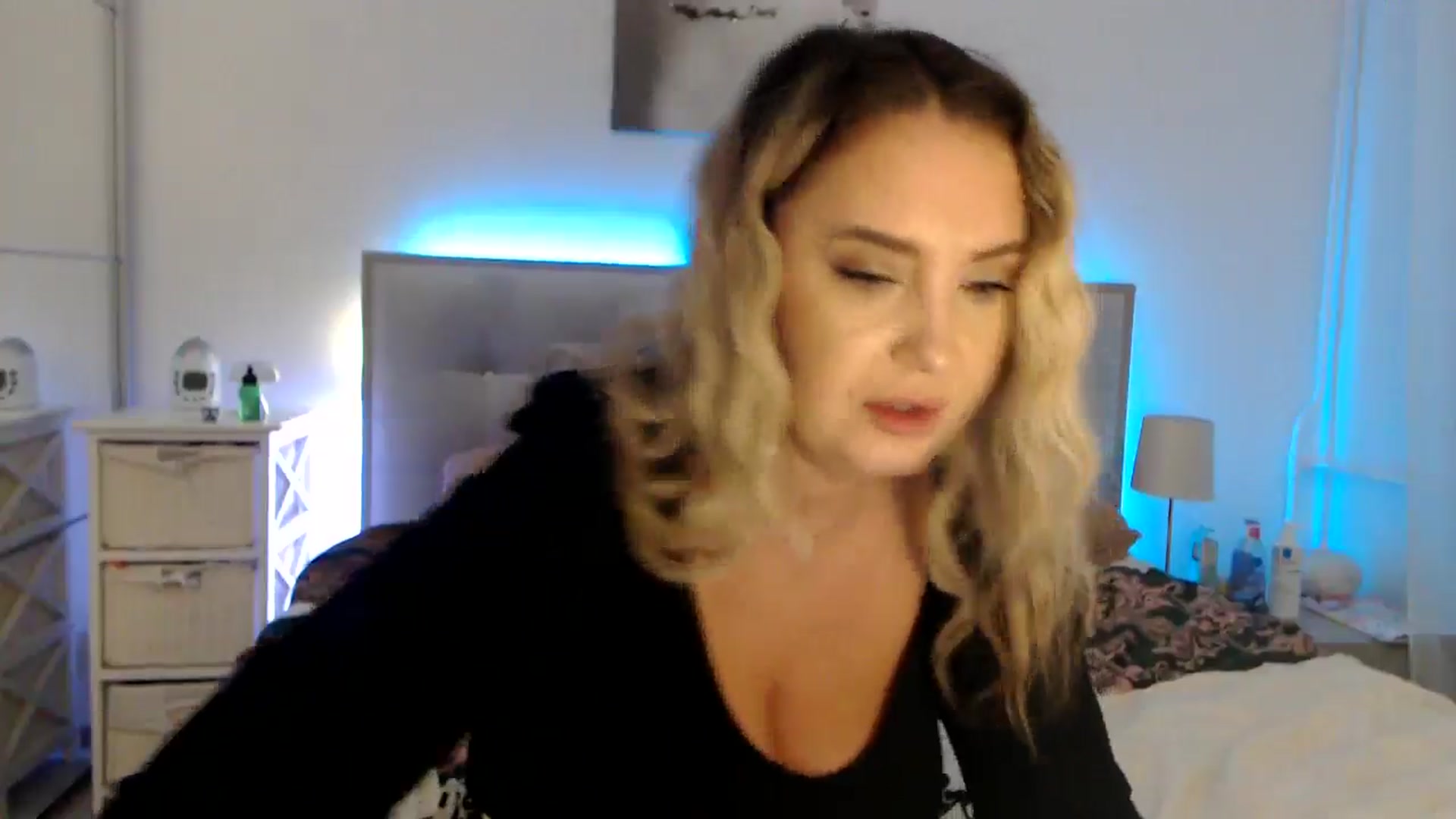 Gallery image thumbnail from CrinnaMania's myfreecams stream on, 10/15/2024, 11:28 image 19 of 20