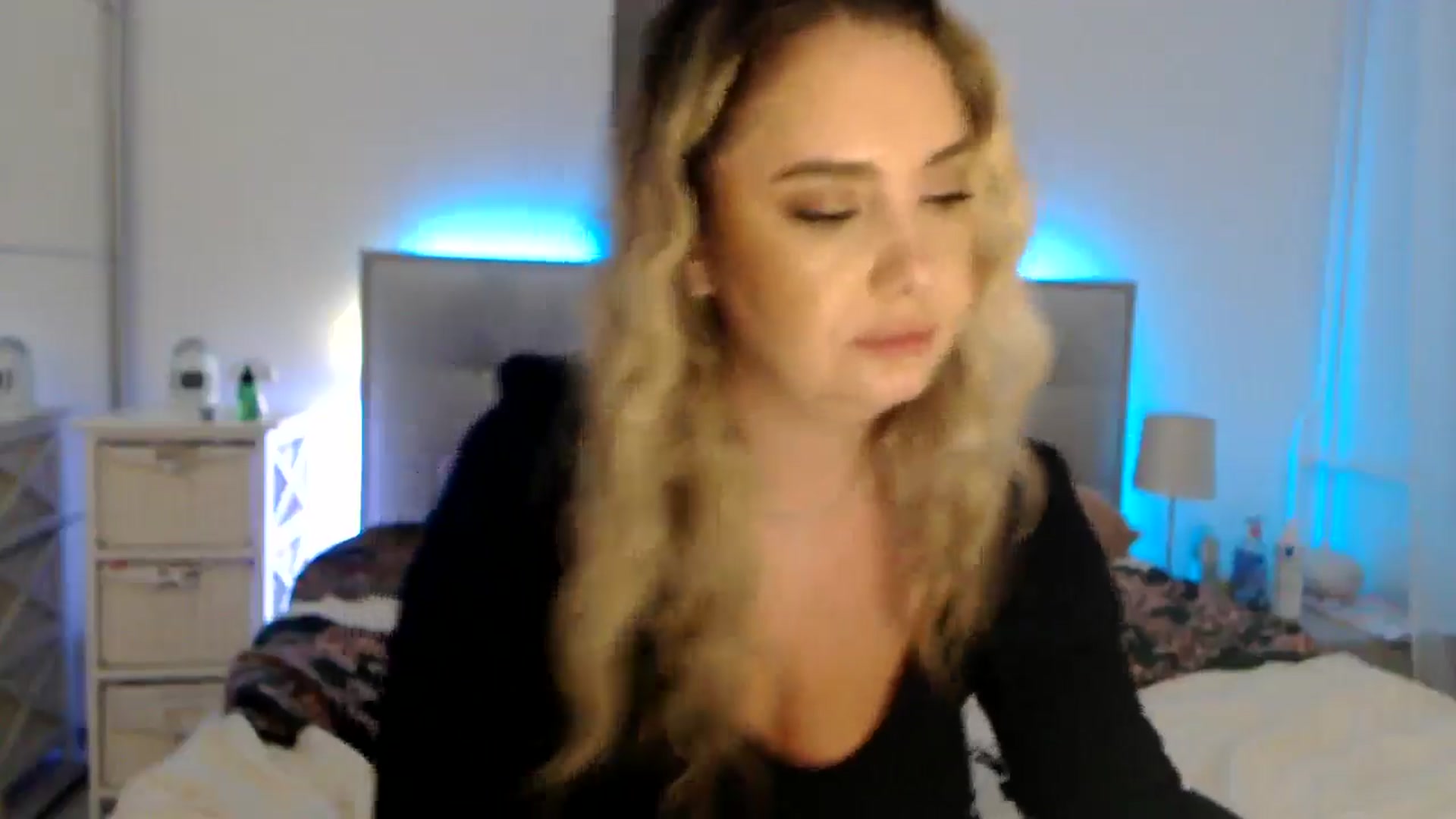 Gallery image thumbnail from CrinnaMania's myfreecams stream on, 10/15/2024, 11:28 image 18 of 20