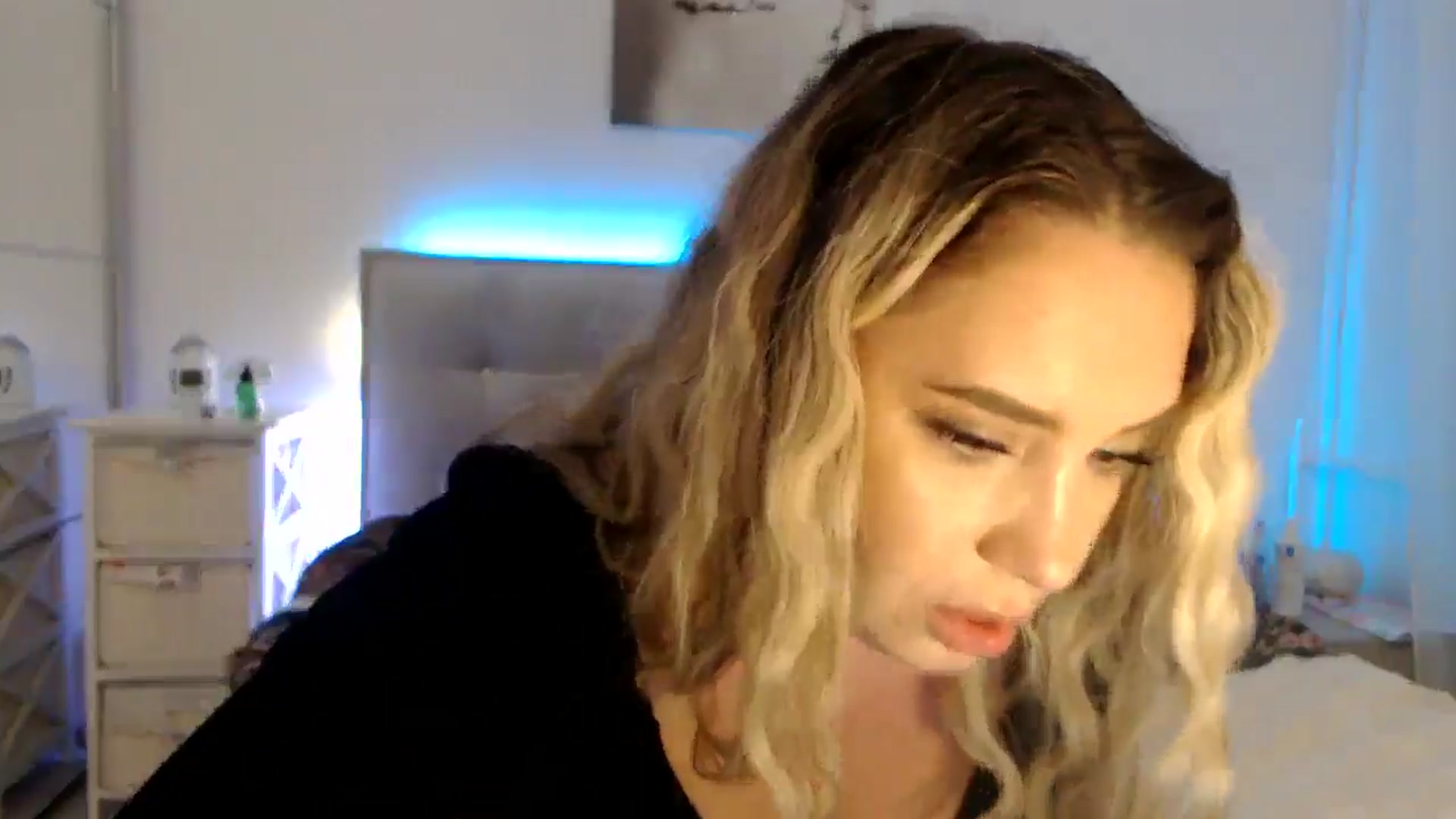 Gallery image thumbnail from CrinnaMania's myfreecams stream on, 10/15/2024, 11:28 image 12 of 20