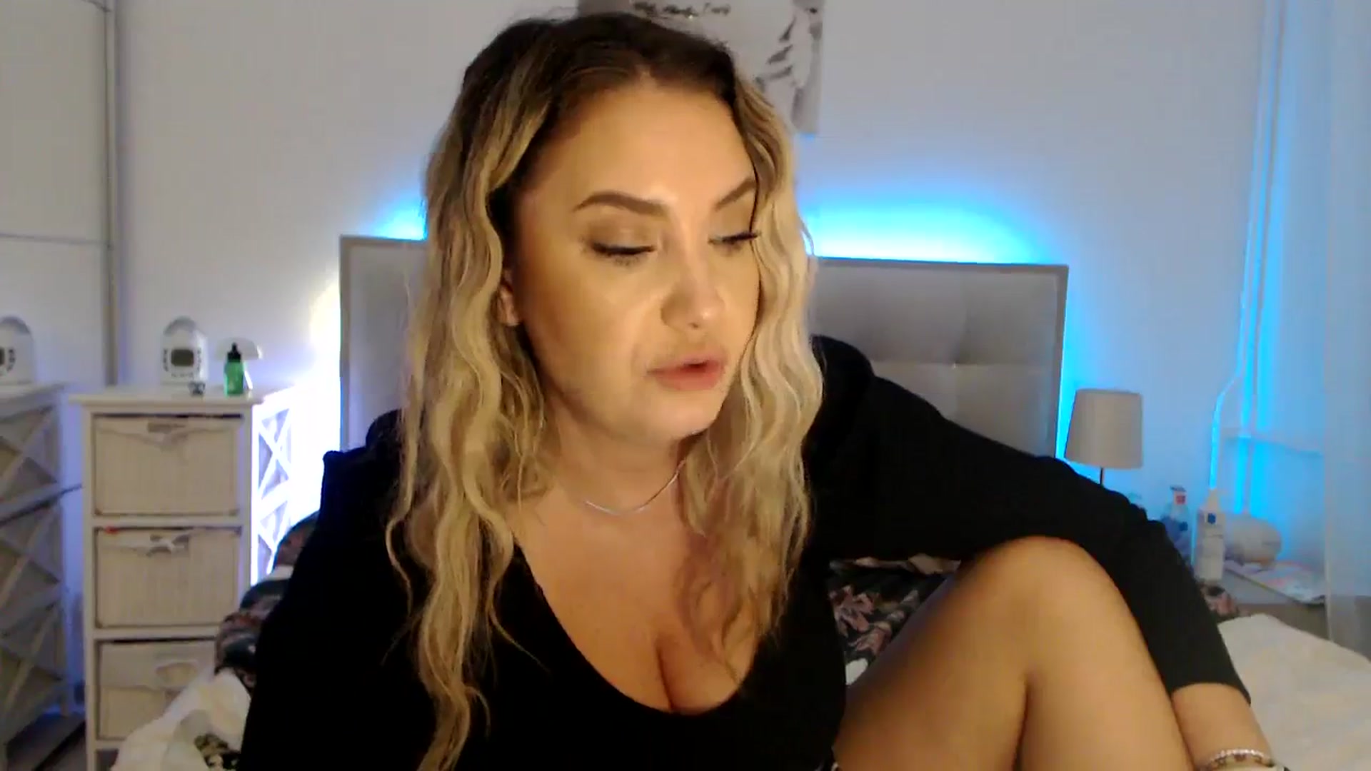Gallery image thumbnail from CrinnaMania's myfreecams stream on, 10/15/2024, 11:28 image 16 of 20