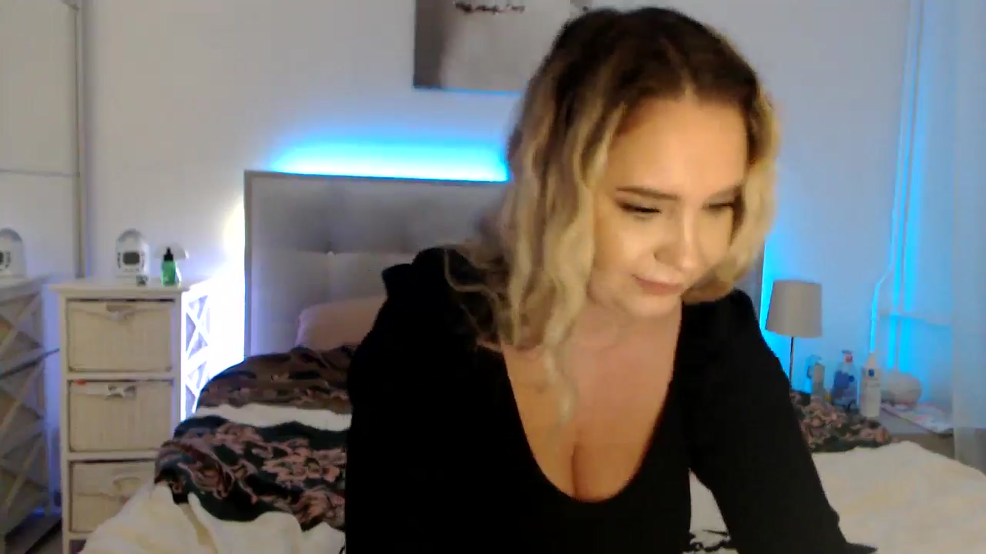 Gallery image thumbnail from CrinnaMania's myfreecams stream on, 10/15/2024, 11:28 image 14 of 20