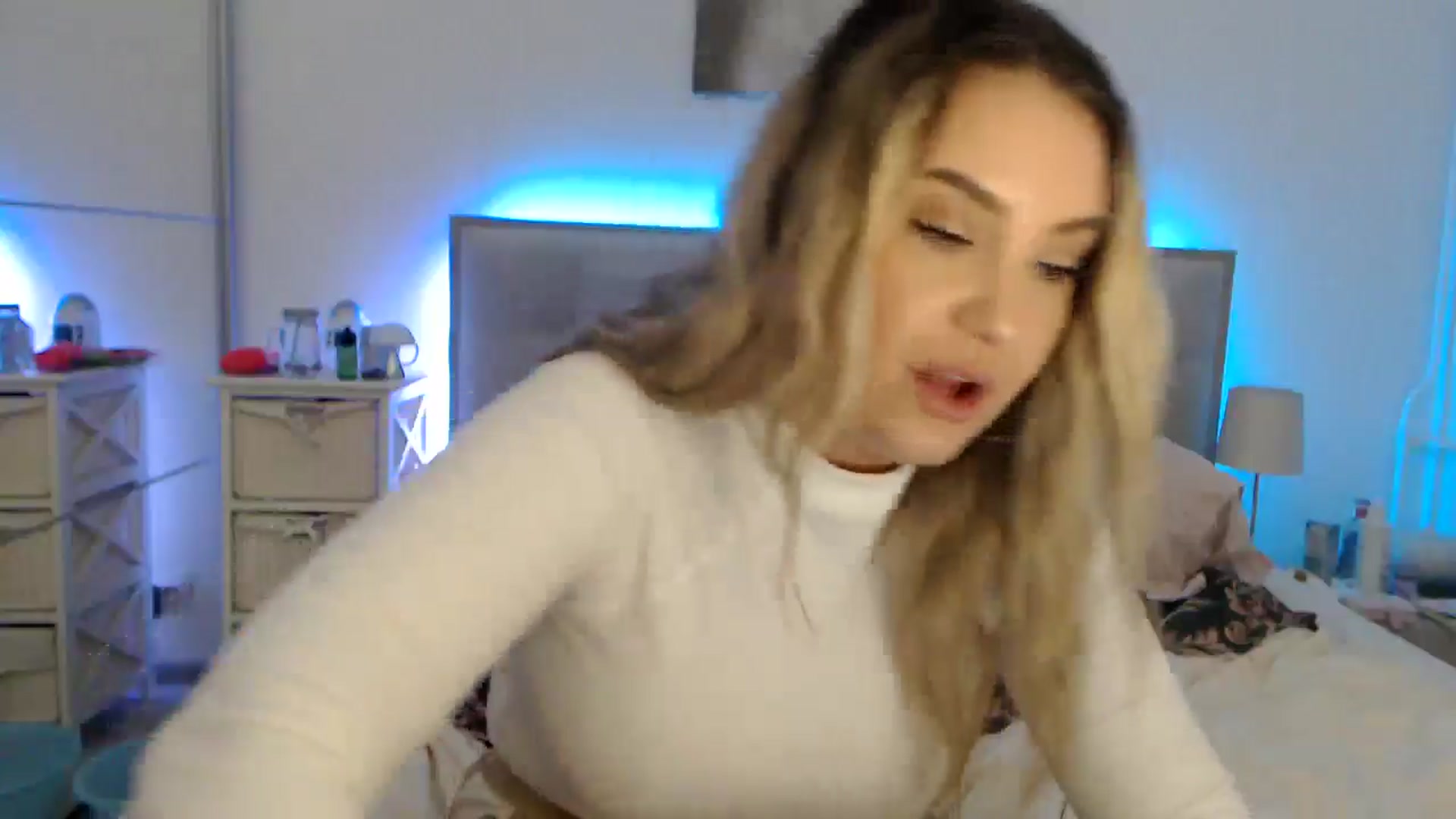 Gallery image thumbnail from CrinnaMania's myfreecams stream on, 10/17/2024, 11:59 image 19 of 20