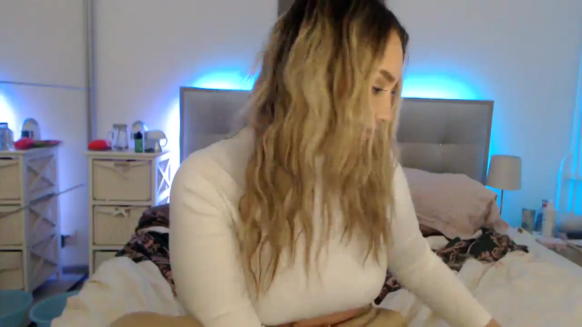 Gallery image thumbnail from CrinnaMania's myfreecams stream on, 10/17/2024, 11:59 image 18 of 20