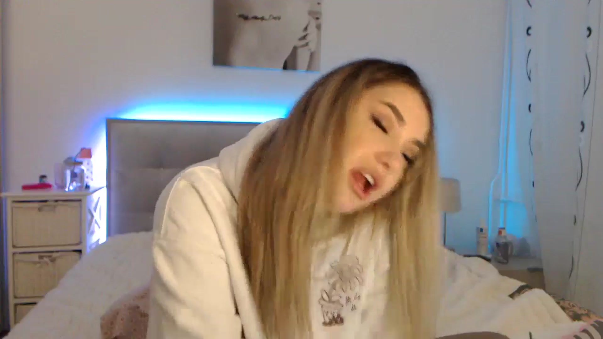 Gallery image thumbnail from CrinnaMania's myfreecams stream on, 11/18/2024, 12:14 image 13 of 20