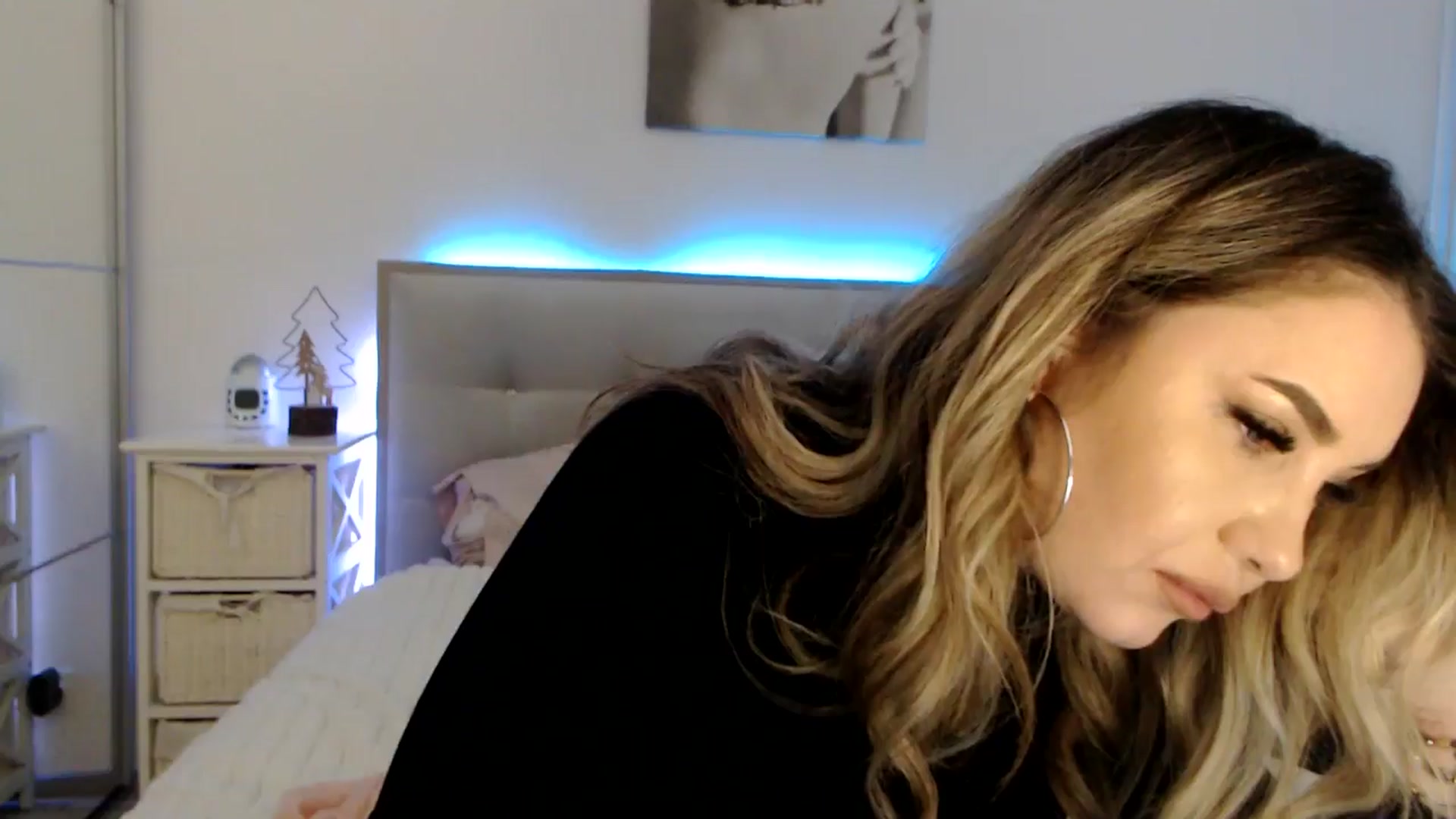 Gallery image thumbnail from CrinnaMania's myfreecams stream on, 12/16/2024, 12:28 image 14 of 20