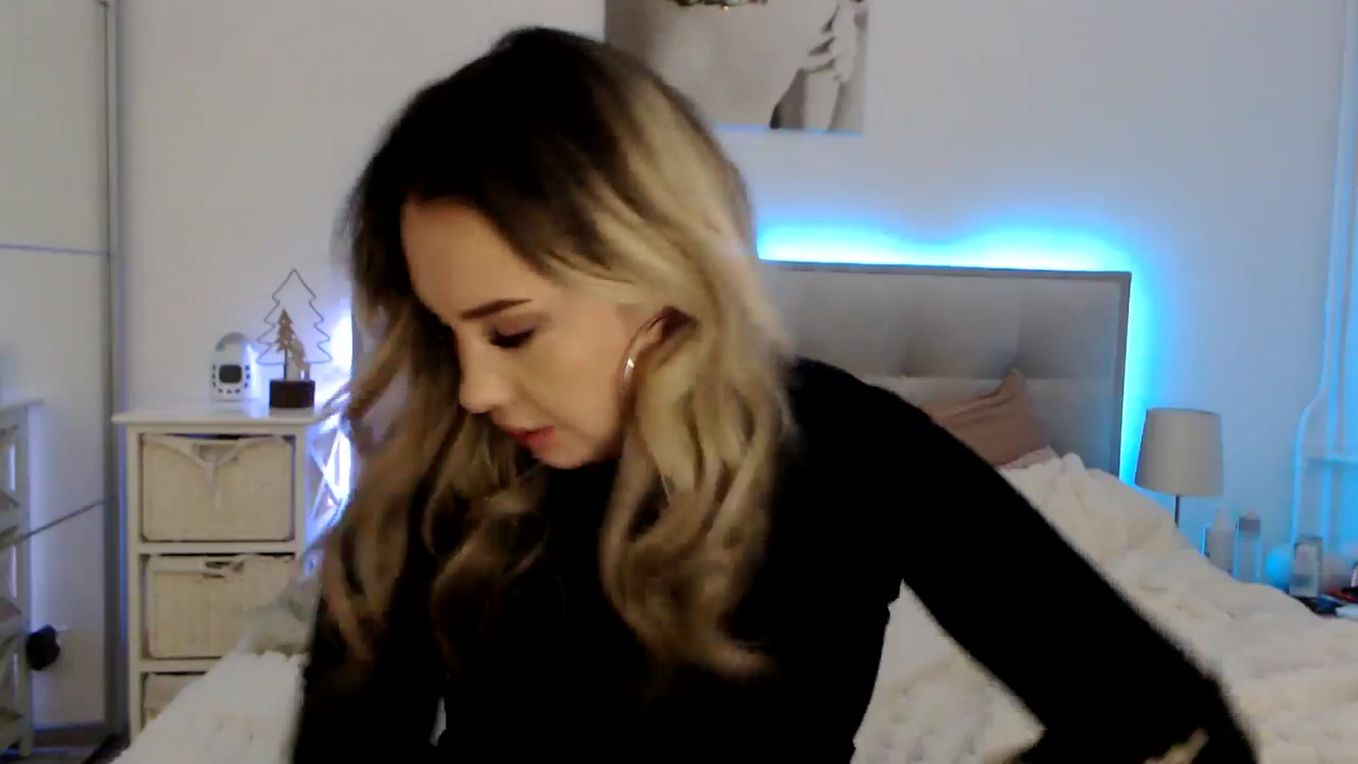 Gallery image thumbnail from CrinnaMania's myfreecams stream on, 12/16/2024, 12:28 image 11 of 20
