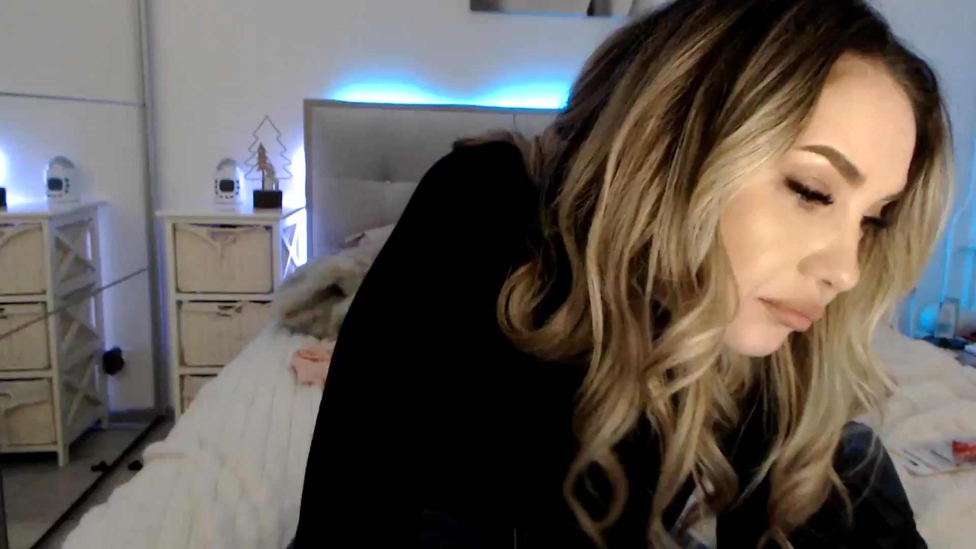 Gallery image thumbnail from CrinnaMania's myfreecams stream on, 12/16/2024, 12:28 image 20 of 20