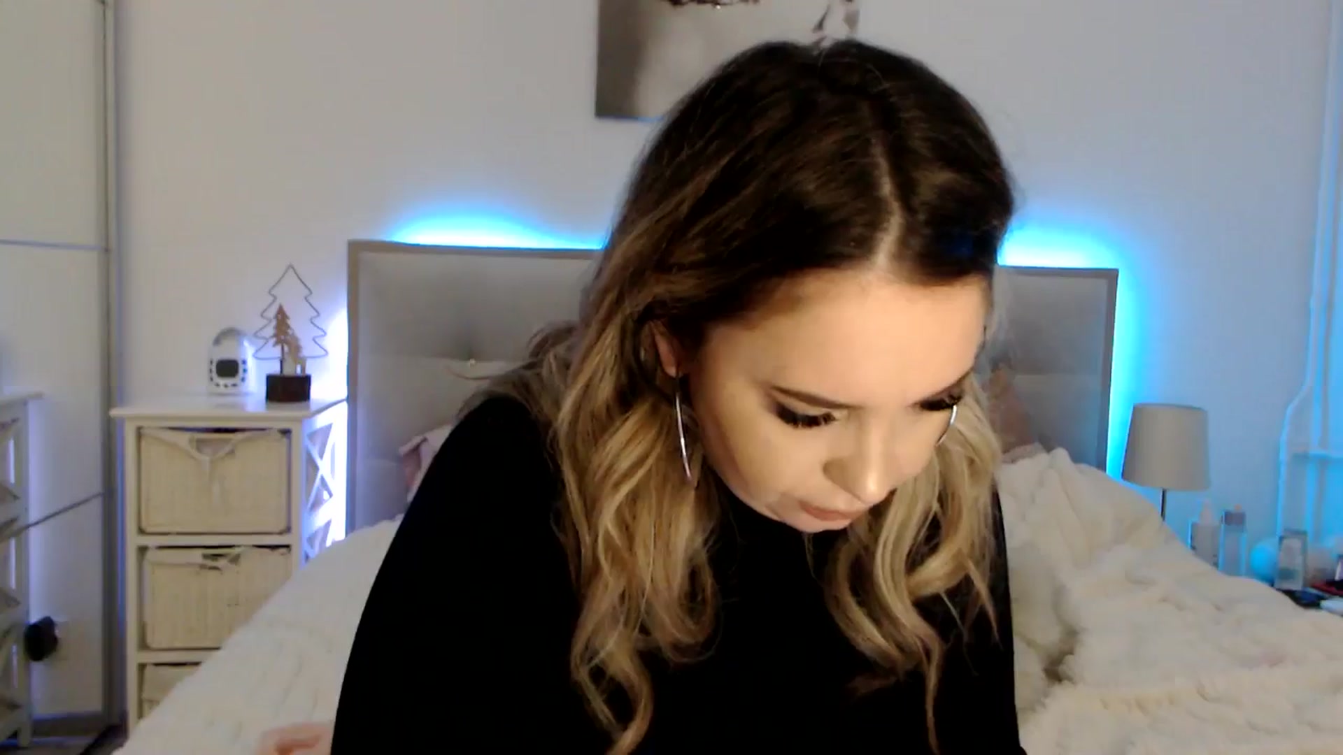 Gallery image thumbnail from CrinnaMania's myfreecams stream on, 12/16/2024, 12:28 image 13 of 20
