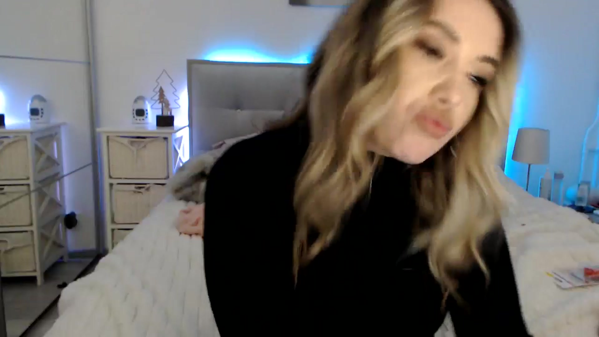 Gallery image thumbnail from CrinnaMania's myfreecams stream on, 12/16/2024, 12:28 image 17 of 20