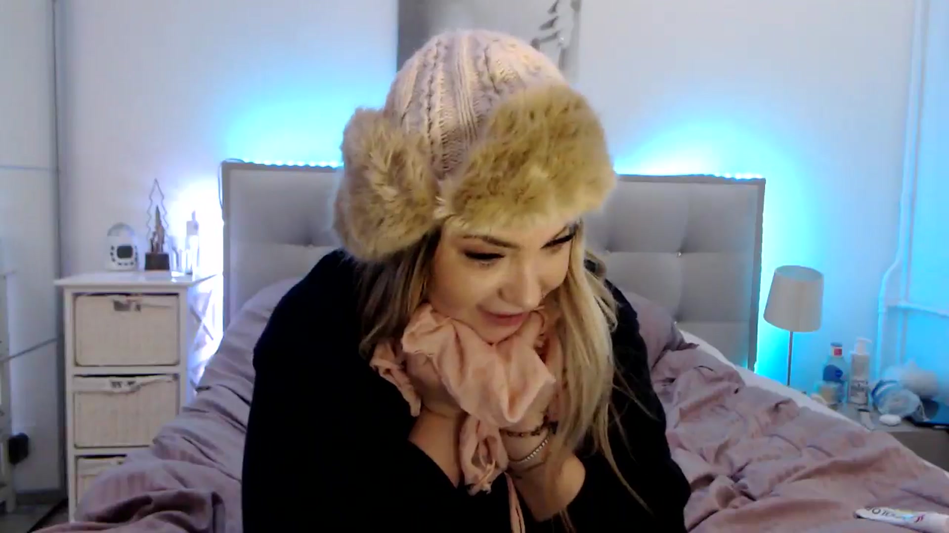 Gallery image thumbnail from CrinnaMania's myfreecams stream on, 02/14/2025, 17:01 image 18 of 20