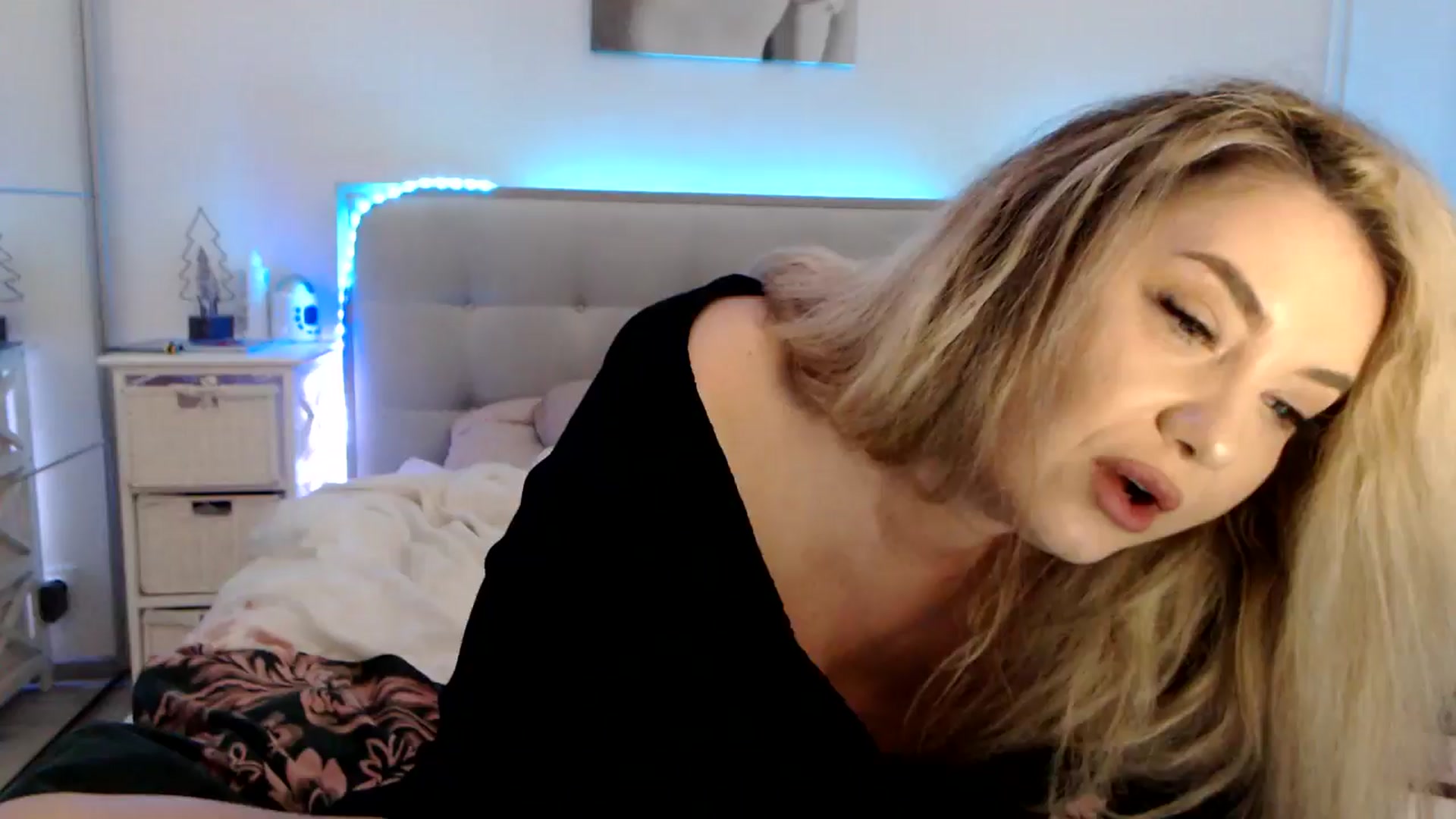 Gallery image thumbnail from CrinnaMania's myfreecams stream on, 03/05/2025, 11:51 image 7 of 20