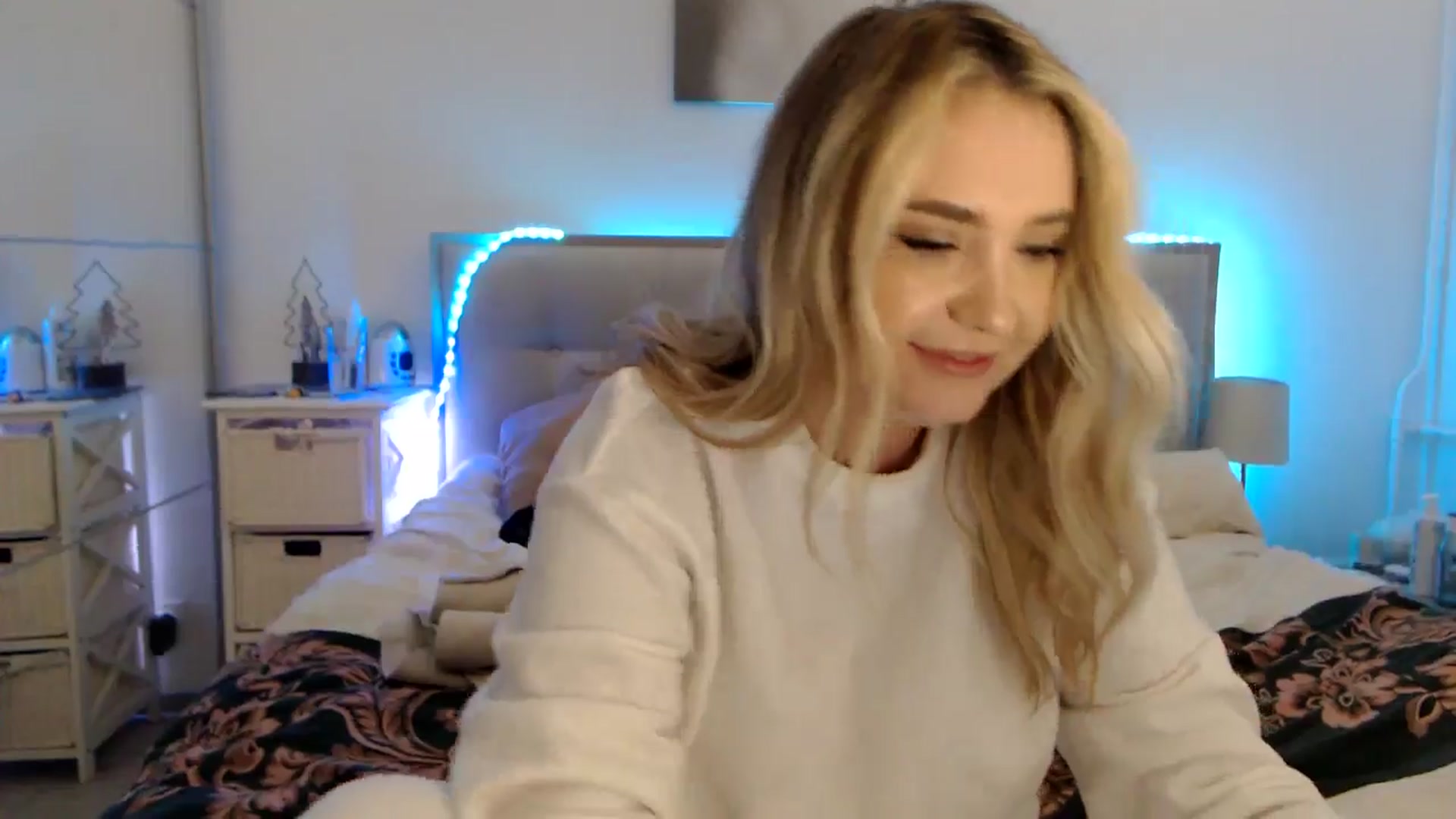 Gallery image thumbnail from CrinnaMania's myfreecams stream on, 03/06/2025, 12:44 image 19 of 20