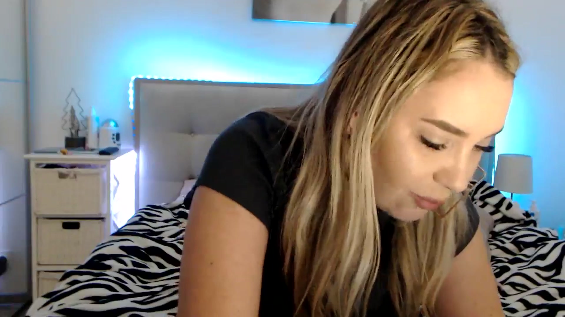 Gallery image thumbnail from CrinnaMania's myfreecams stream on, 03/10/2025, 11:36 image 10 of 20