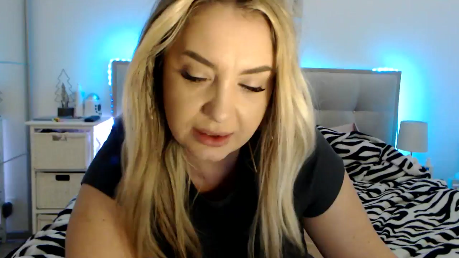 Gallery image thumbnail from CrinnaMania's myfreecams stream on, 03/10/2025, 11:36 image 19 of 20