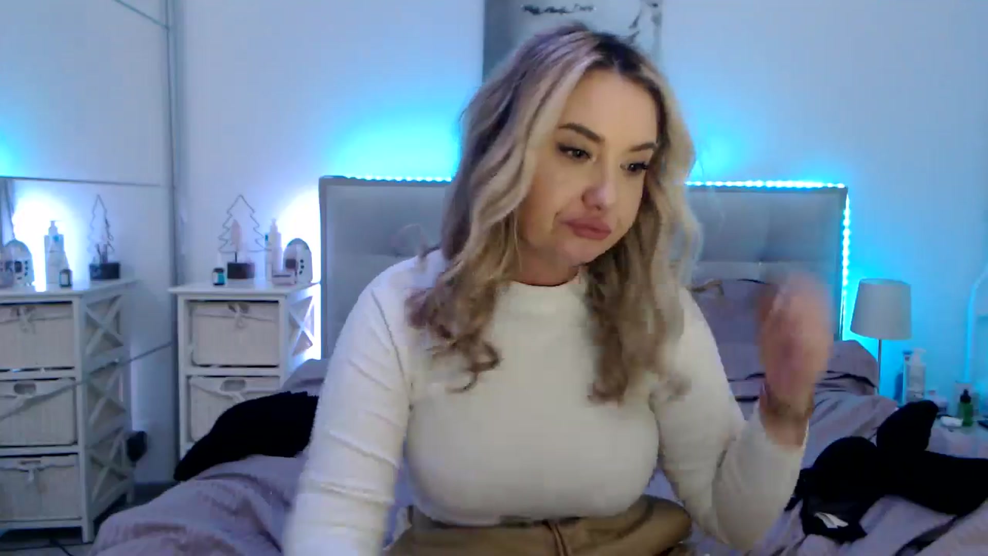 Gallery image thumbnail from CrinnaMania's myfreecams stream on, 03/24/2025, 12:25 image 19 of 20