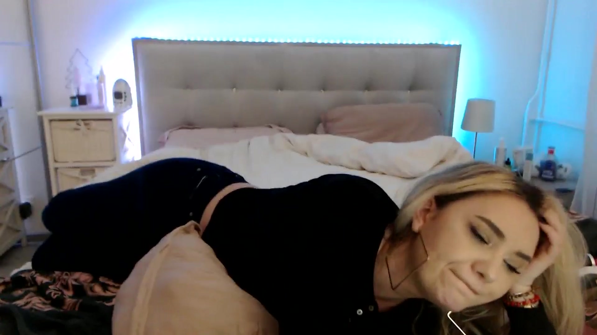 Gallery image thumbnail from CrinnaMania's myfreecams stream on, 03/28/2025, 12:26 image 14 of 20