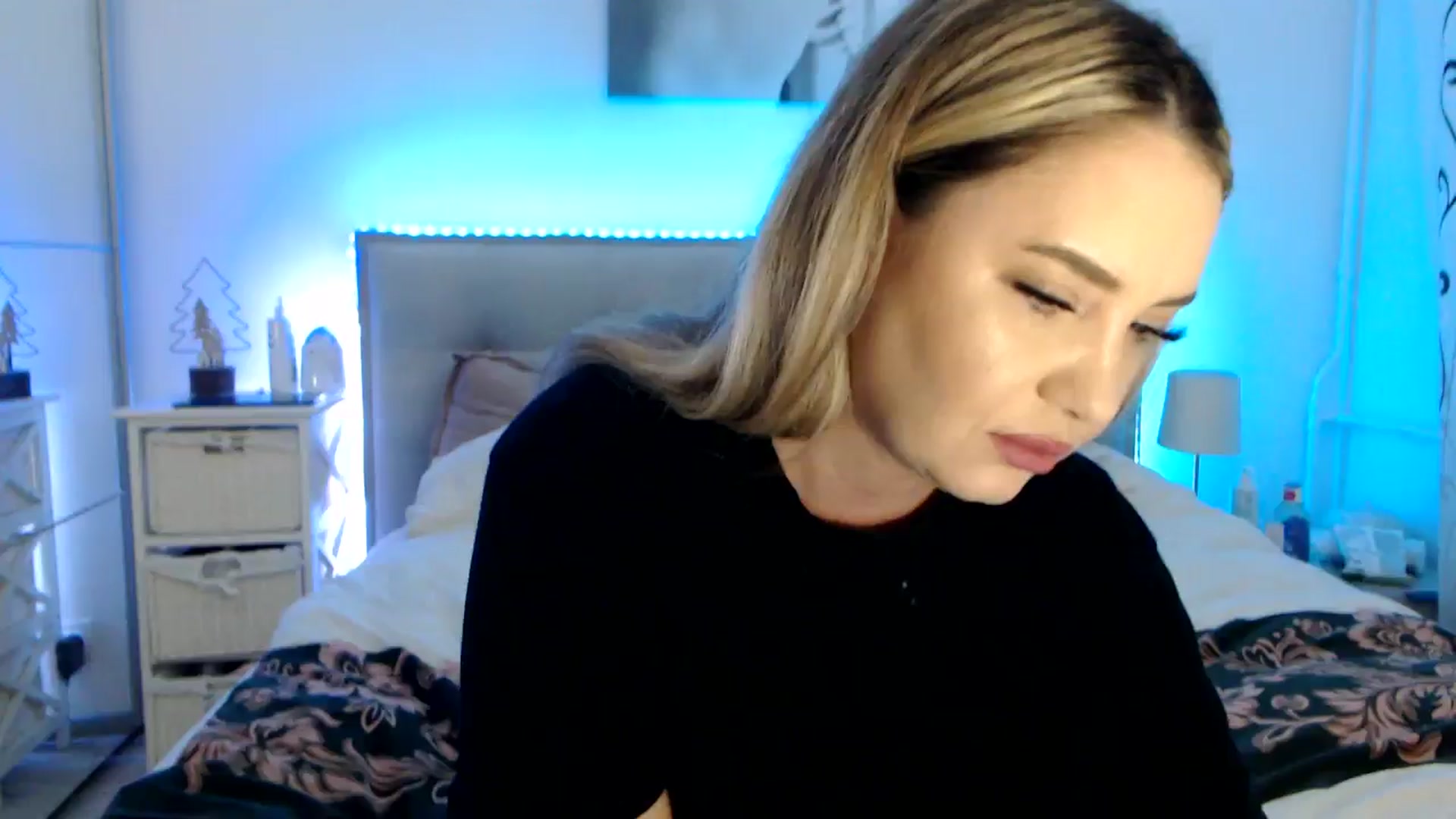 Gallery image thumbnail from CrinnaMania's myfreecams stream on, 04/02/2025, 08:55 image 19 of 20