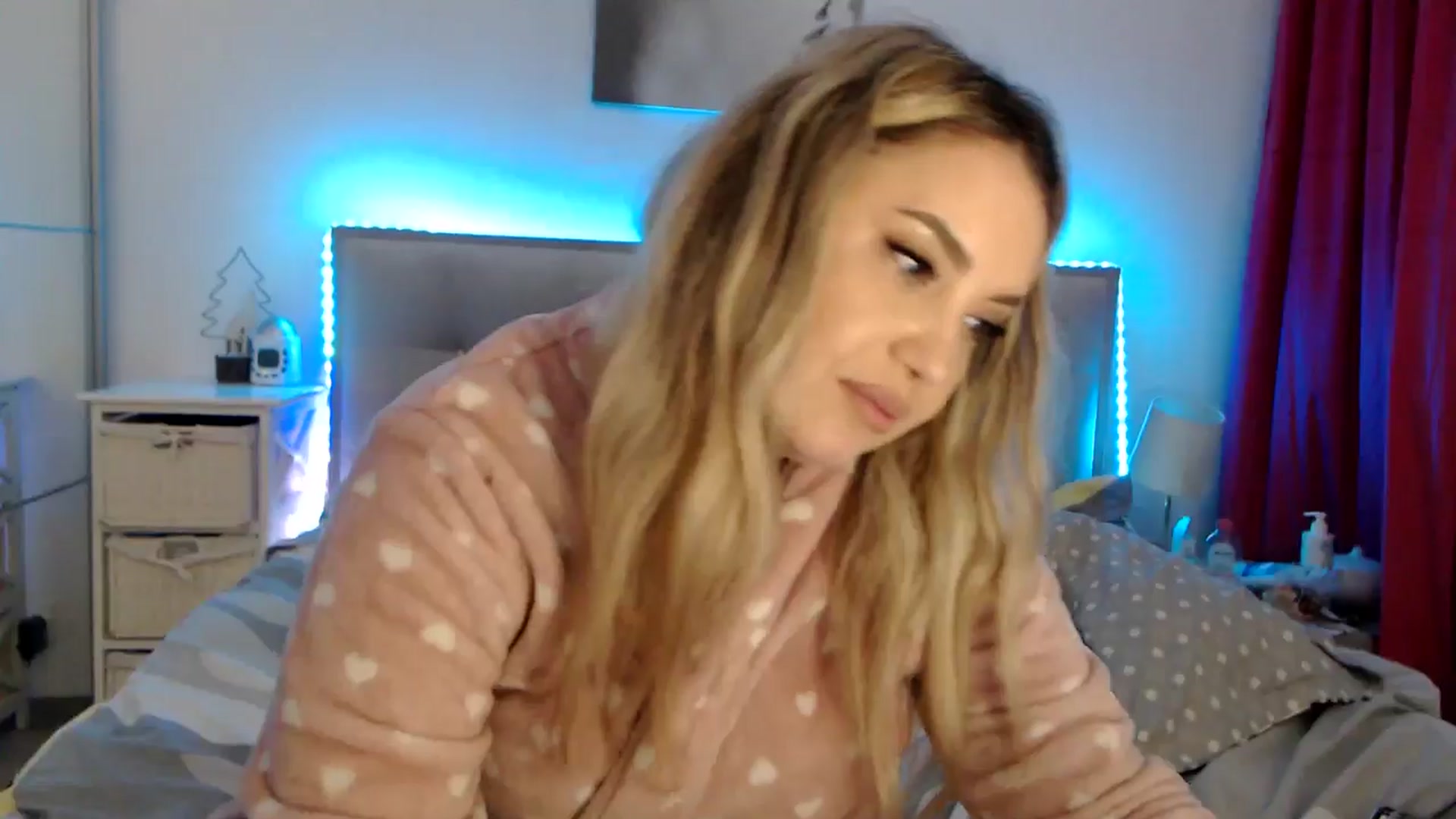 Gallery image thumbnail from CrinnaMania's myfreecams stream on, 05/13/2025, 10:45 image 19 of 20