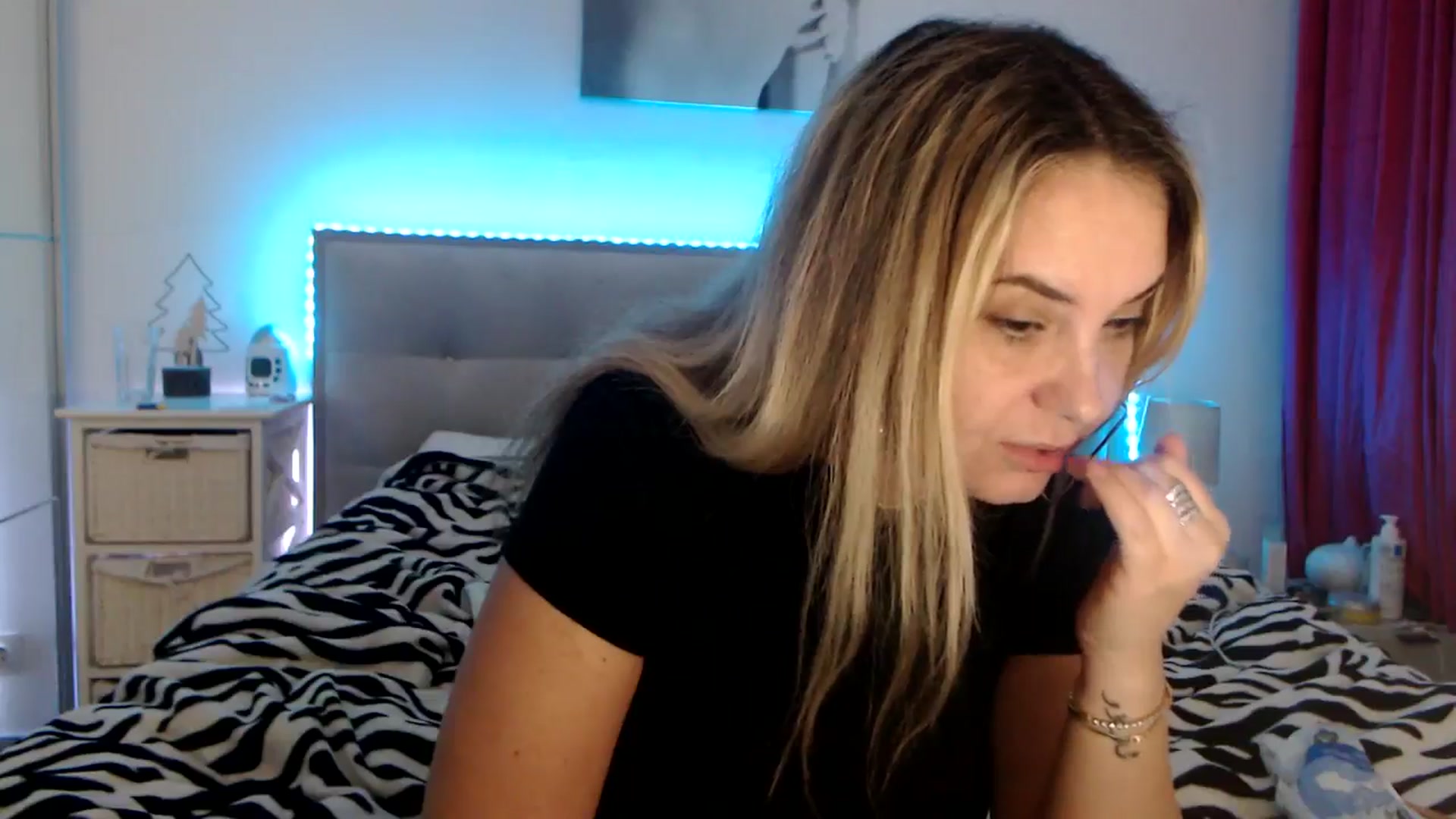 Gallery image thumbnail from CrinnaMania's myfreecams stream on, 05/27/2025, 11:05 image 18 of 20