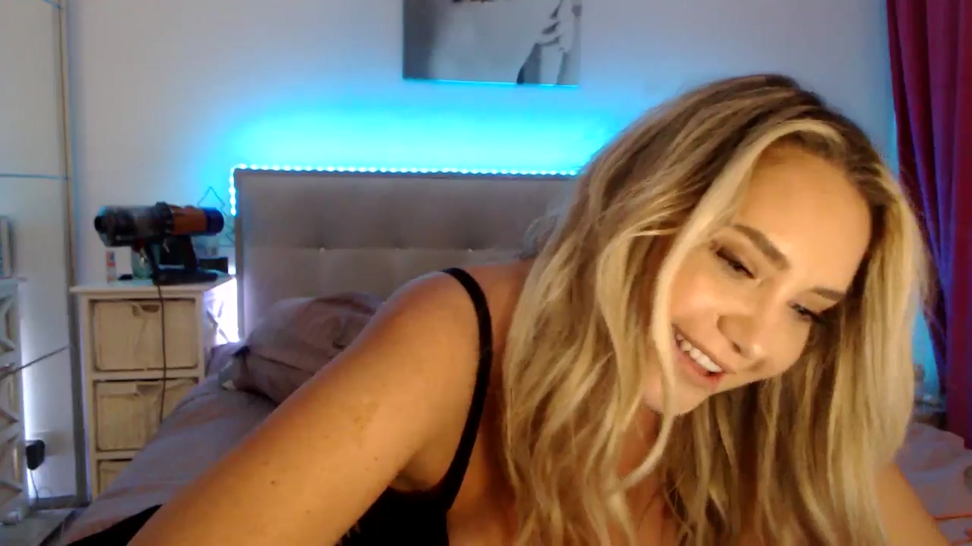 Gallery image thumbnail from CrinnaMania's myfreecams stream on, 09/24/2025, 11:31 image 19 of 20