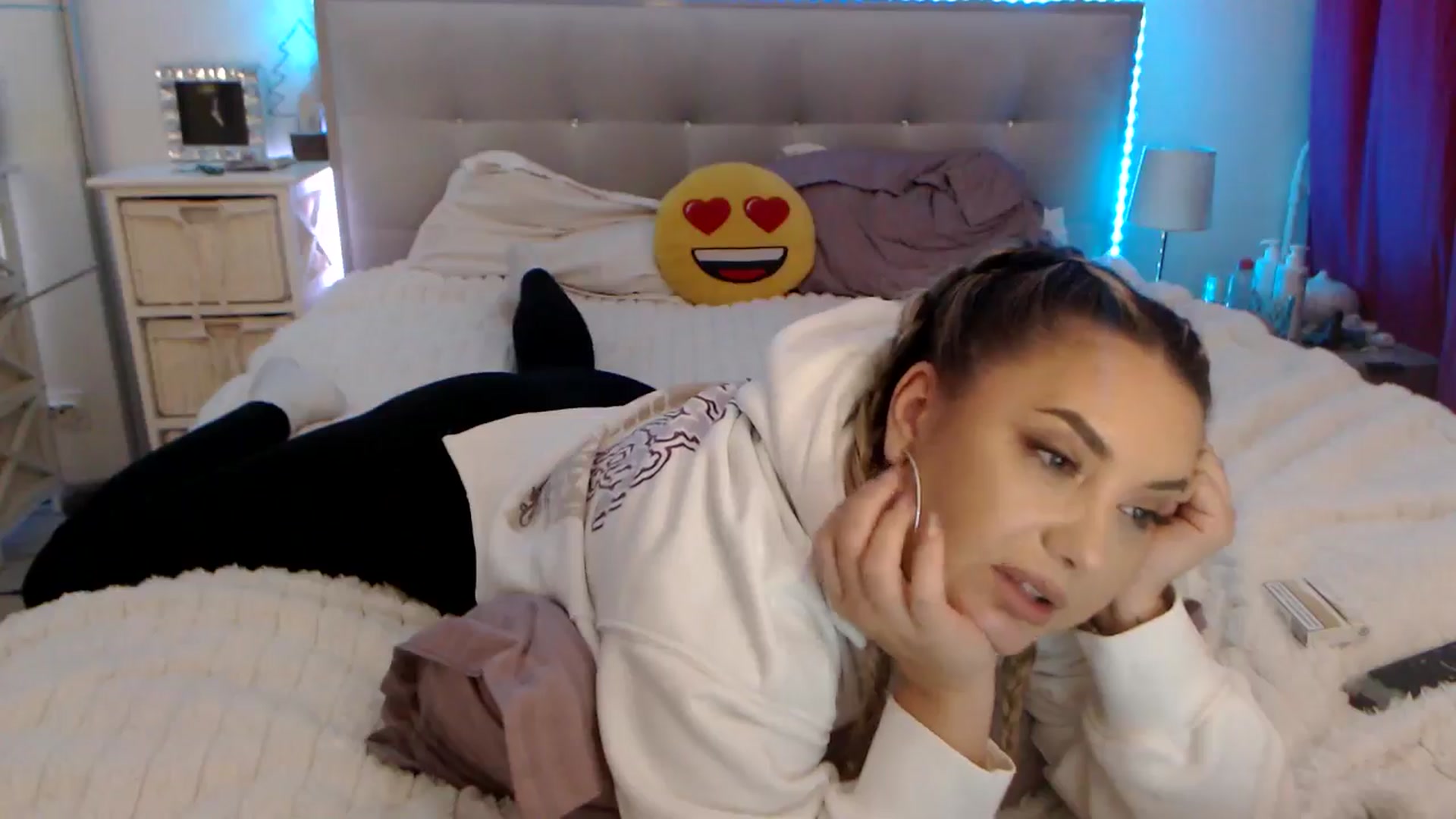 Gallery image thumbnail from CrinnaMania's myfreecams stream on, 10/15/2025, 11:31 image 15 of 20