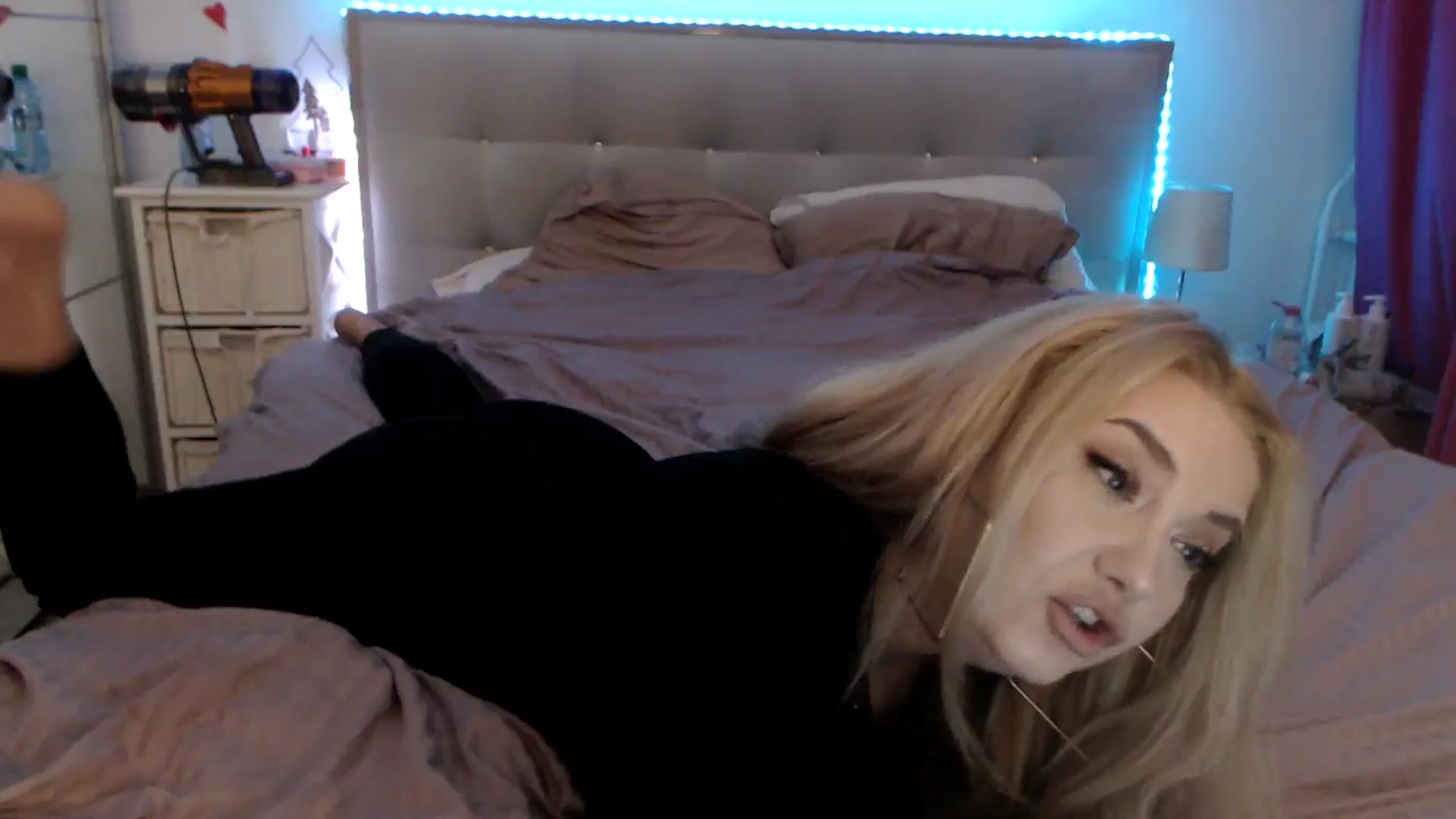 Gallery image thumbnail from CrinnaMania's myfreecams stream on, 01/06/2026, 15:12 image 10 of 20
