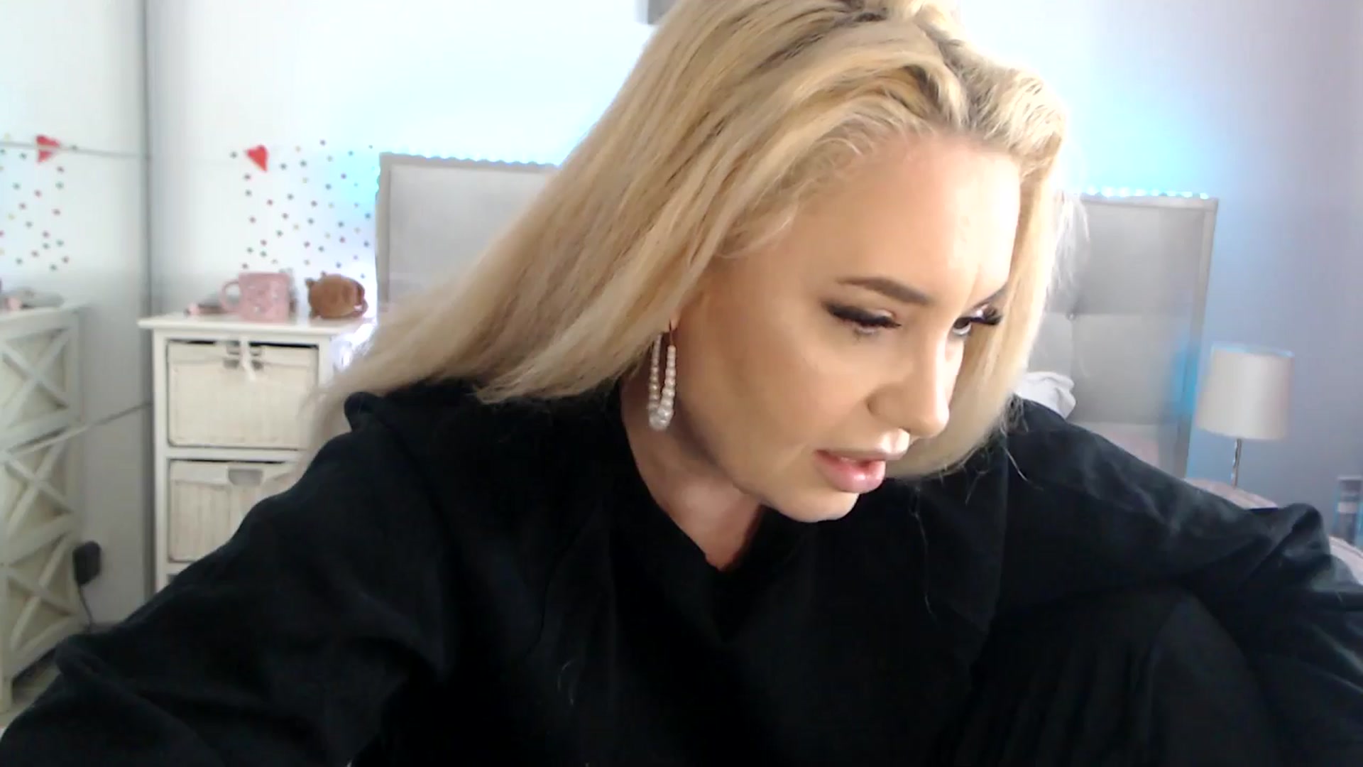 Gallery image thumbnail from CrinnaMania's myfreecams stream on, 02/25/2026, 12:32 image 16 of 20
