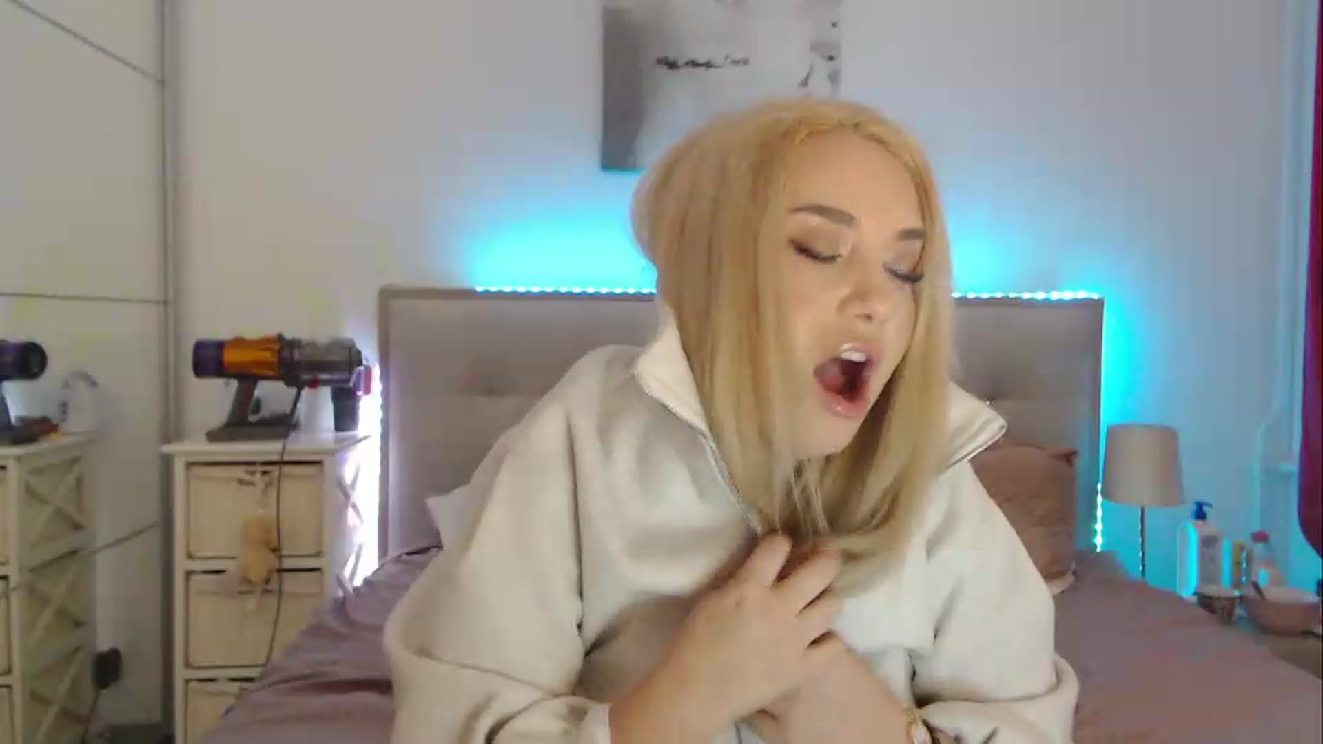 Gallery image thumbnail from CrinnaMania's myfreecams stream on, 09/05/2026, 16:16 image 9 of 20