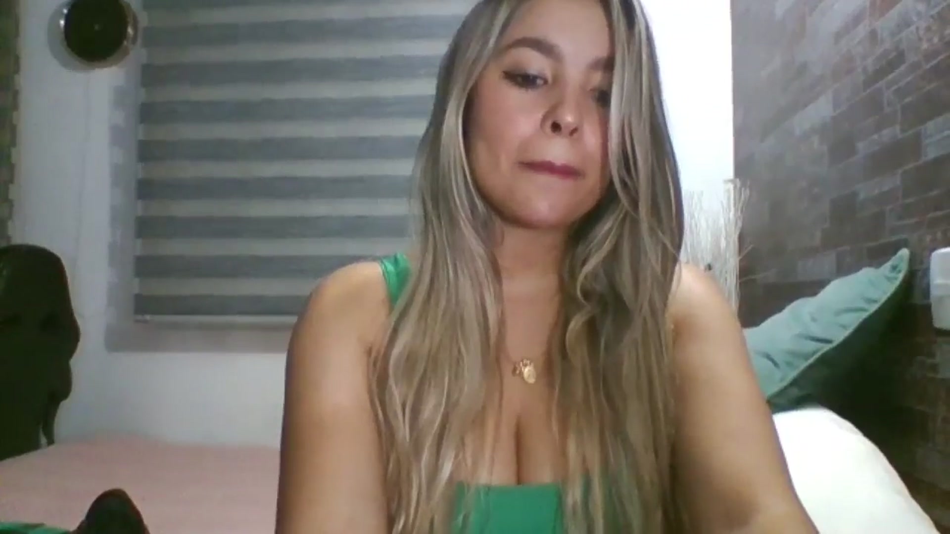 Gallery image thumbnail from Cristal_2018's myfreecams stream on, 05/03/2024, 24:49 image 14 of 20