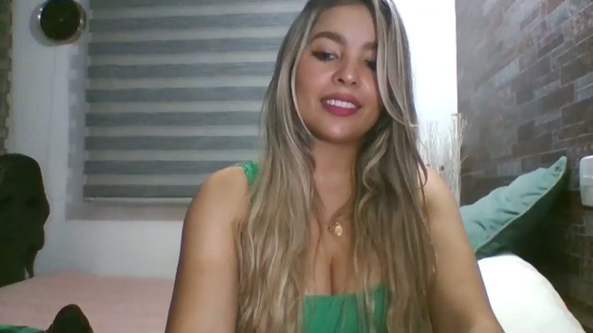 Gallery image thumbnail from Cristal_2018's myfreecams stream on, 05/03/2024, 24:49 image 13 of 20