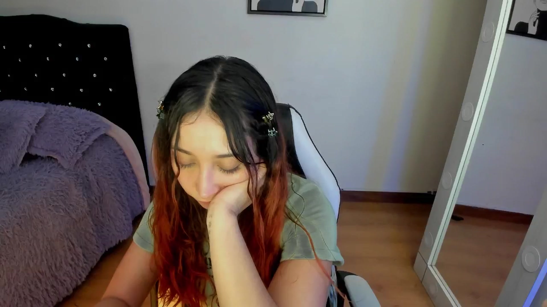 Gallery image thumbnail from Cristal_kat's myfreecams stream on, 10/25/2024, 08:11 image 3 of 20