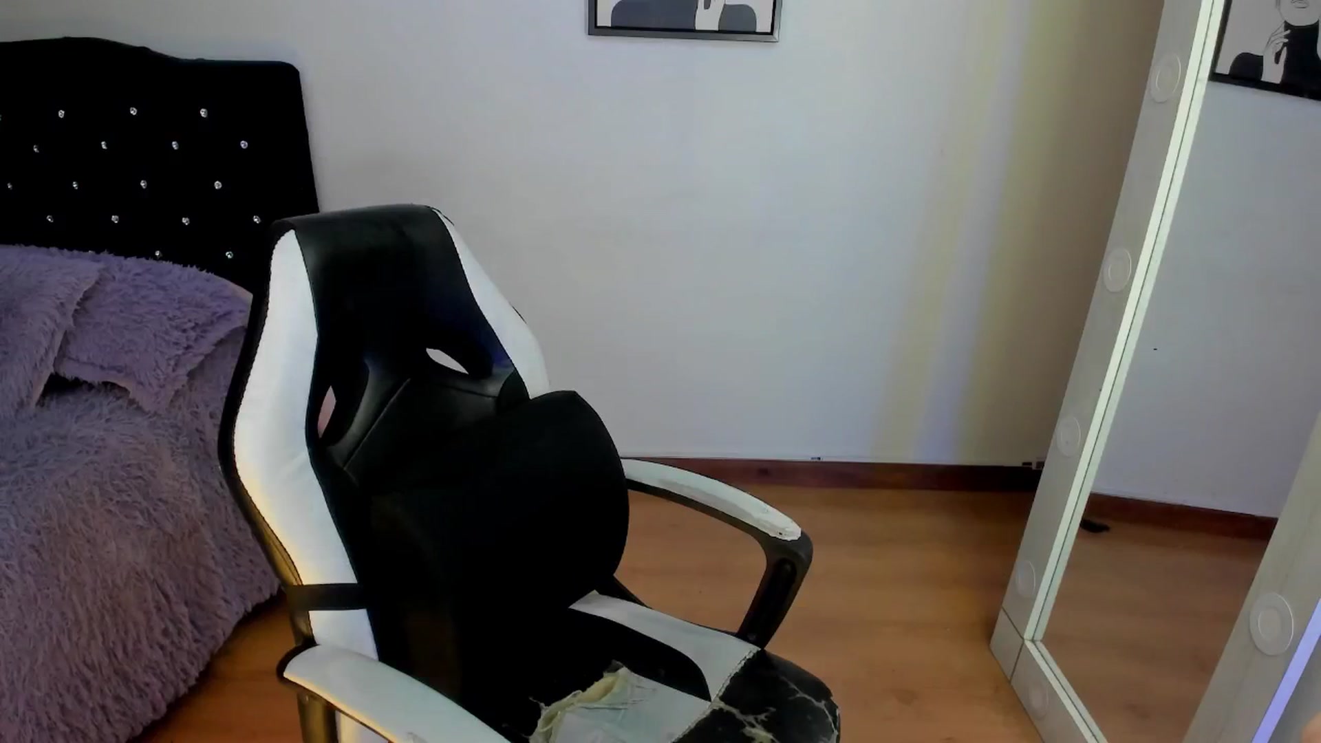 Gallery image thumbnail from Cristal_kat's myfreecams stream on, 10/25/2024, 08:11 image 12 of 20