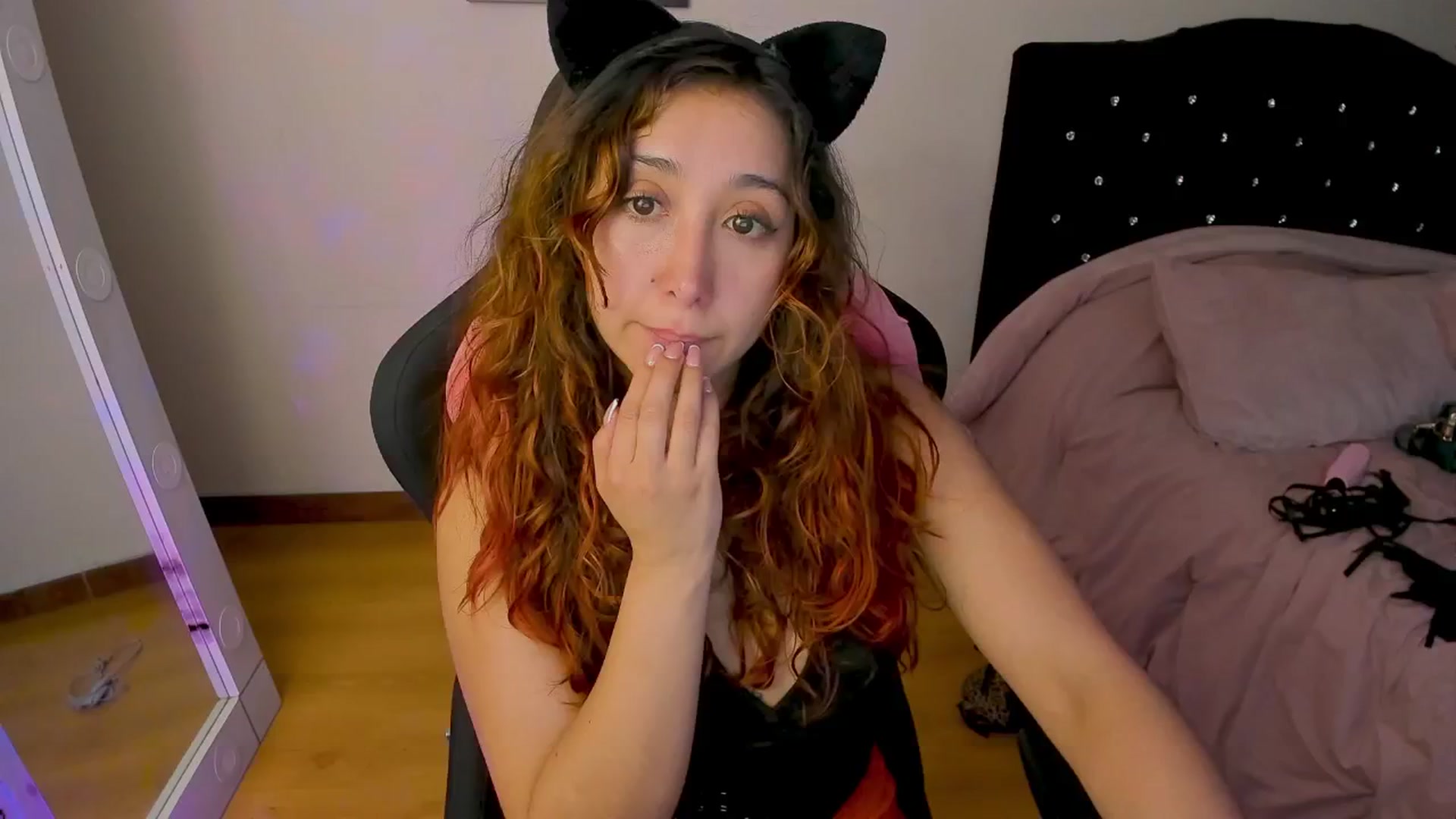 Gallery image thumbnail from Cristal_kat's myfreecams stream on, 09/17/2025, 07:35 image 10 of 20