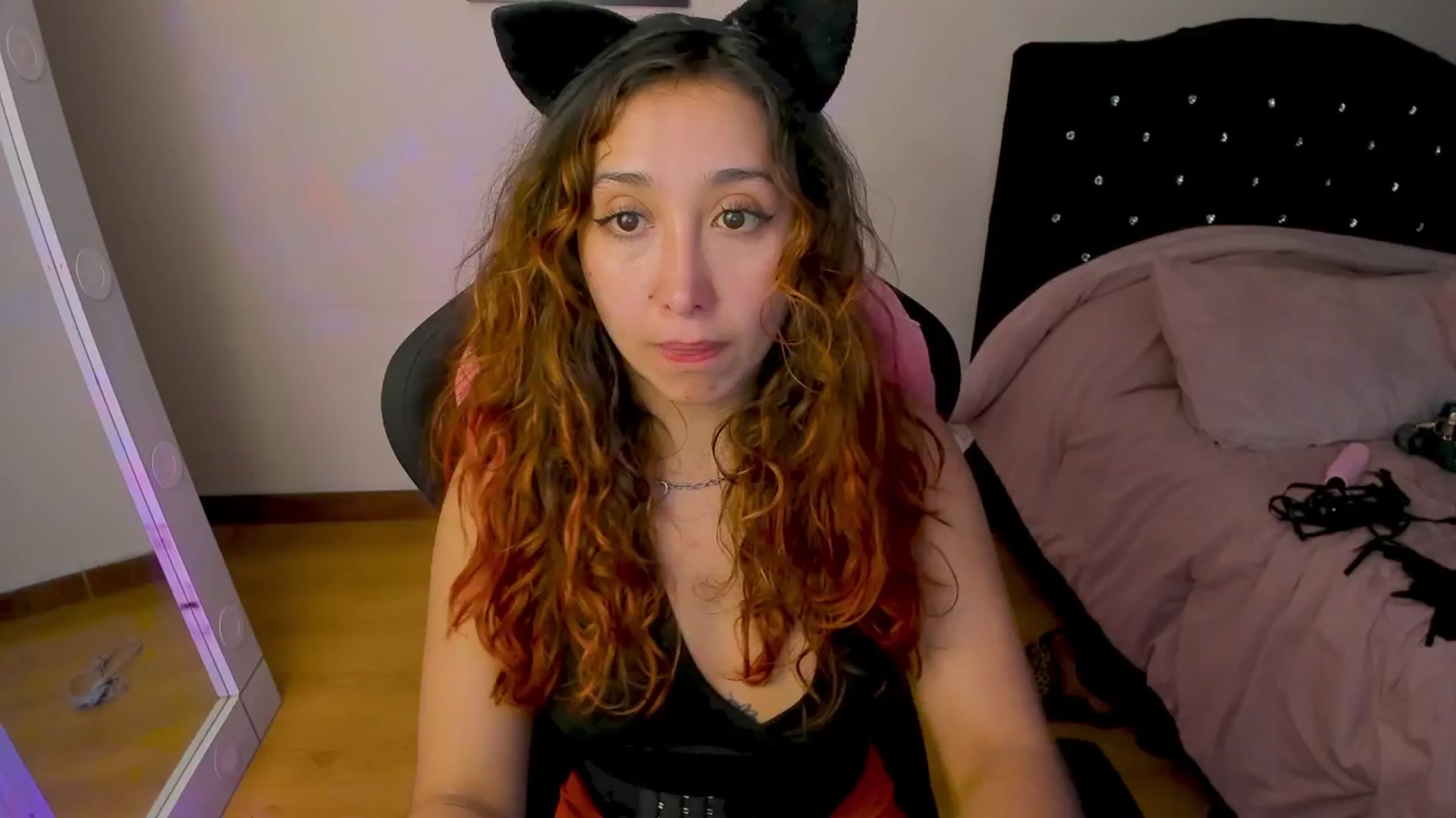Gallery image thumbnail from Cristal_kat's myfreecams stream on, 09/17/2025, 07:35 image 8 of 20