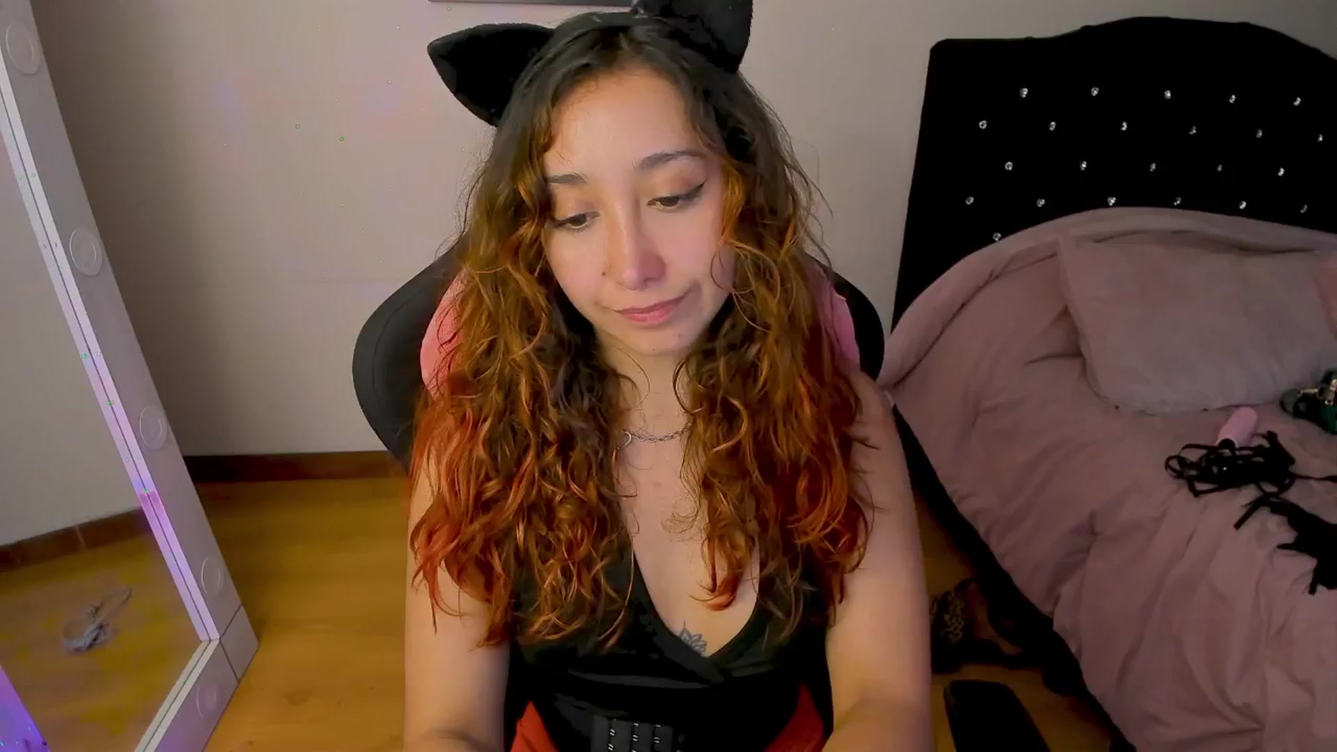 Gallery image thumbnail from Cristal_kat's myfreecams stream on, 09/17/2025, 07:35 image 4 of 20