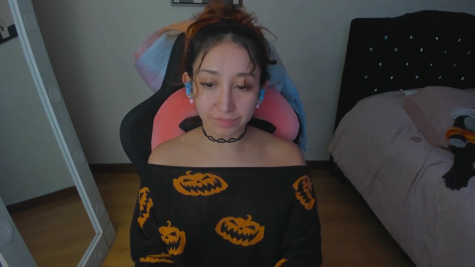 Gallery image thumbnail from Cristal_kat's myfreecams stream on, 10/27/2025, 07:19 image 4 of 20
